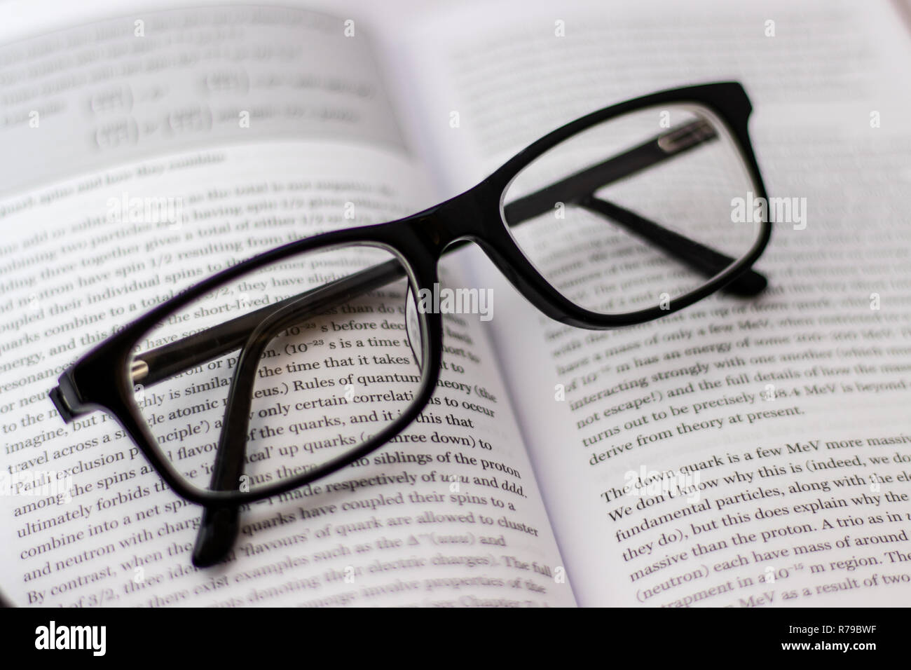 Paar schwarze Brille herum liegen auf weißem Hintergrund Stockfoto