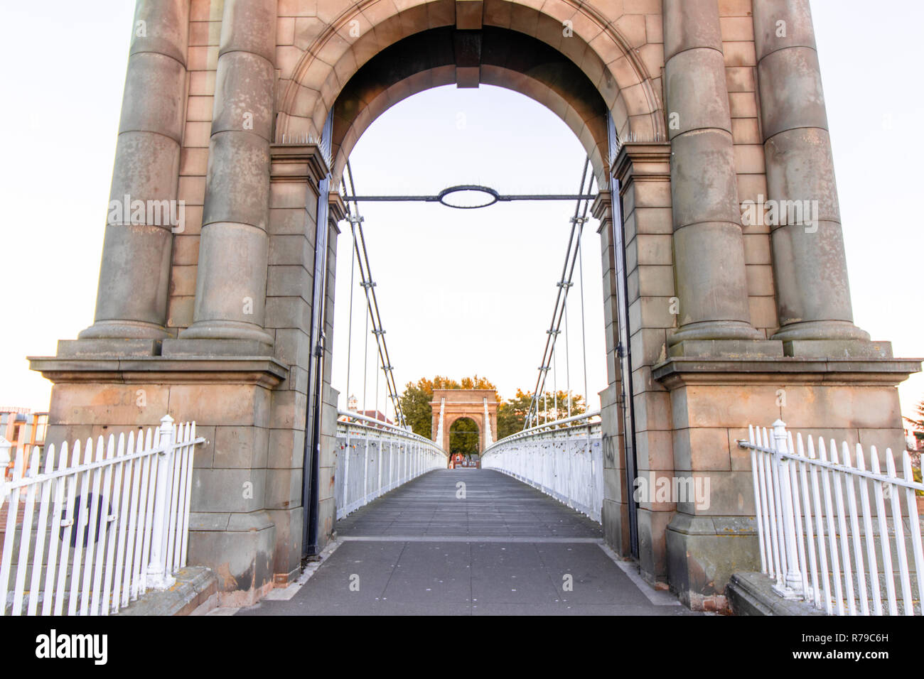 Vorhängeschlösser symbolisiert untrennbare Liebe auf Brücke ohne Tasten in Nottingham gesperrt Stockfoto