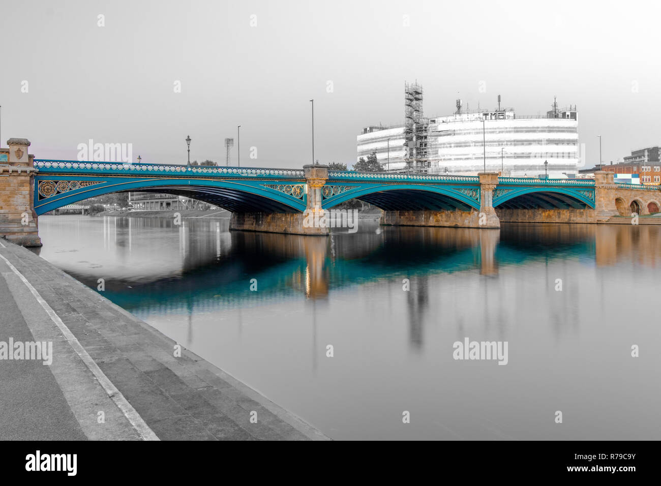 Lange Exposition der Brücke in Nottingham, UK, mit reflektierenden Lichtern und Damm Stockfoto