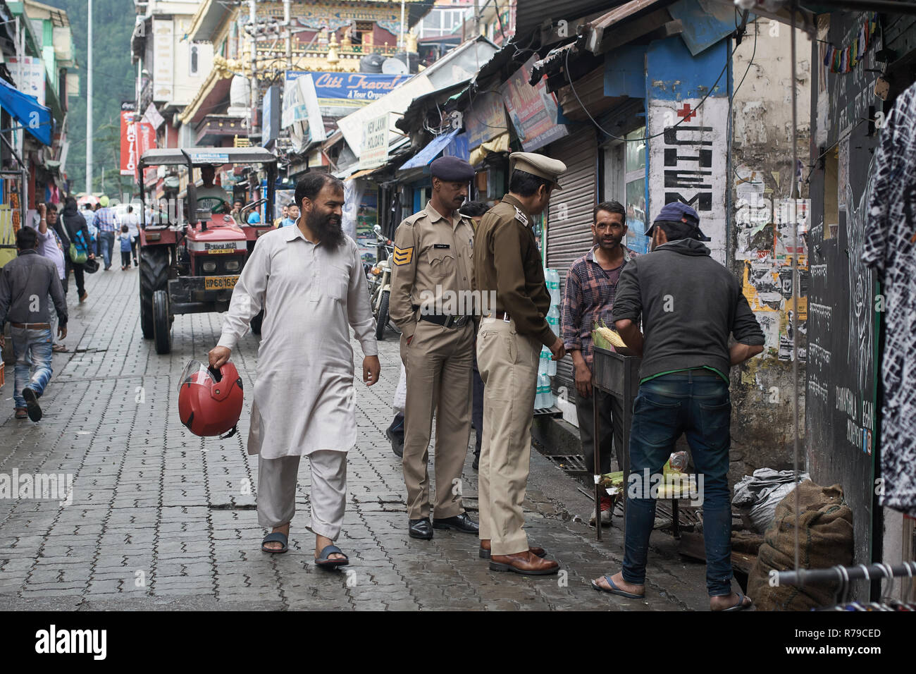 Blick auf die Straße von einer Straße in Dharamsala, Indien. Stockfoto