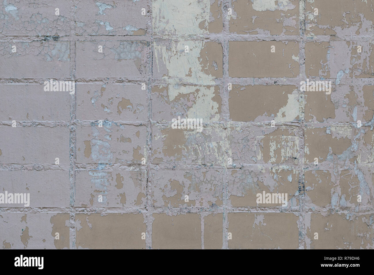 Brick Wall mit Flecken des Alten lila Farbe. Zusammenfassung Hintergrund Stockfoto