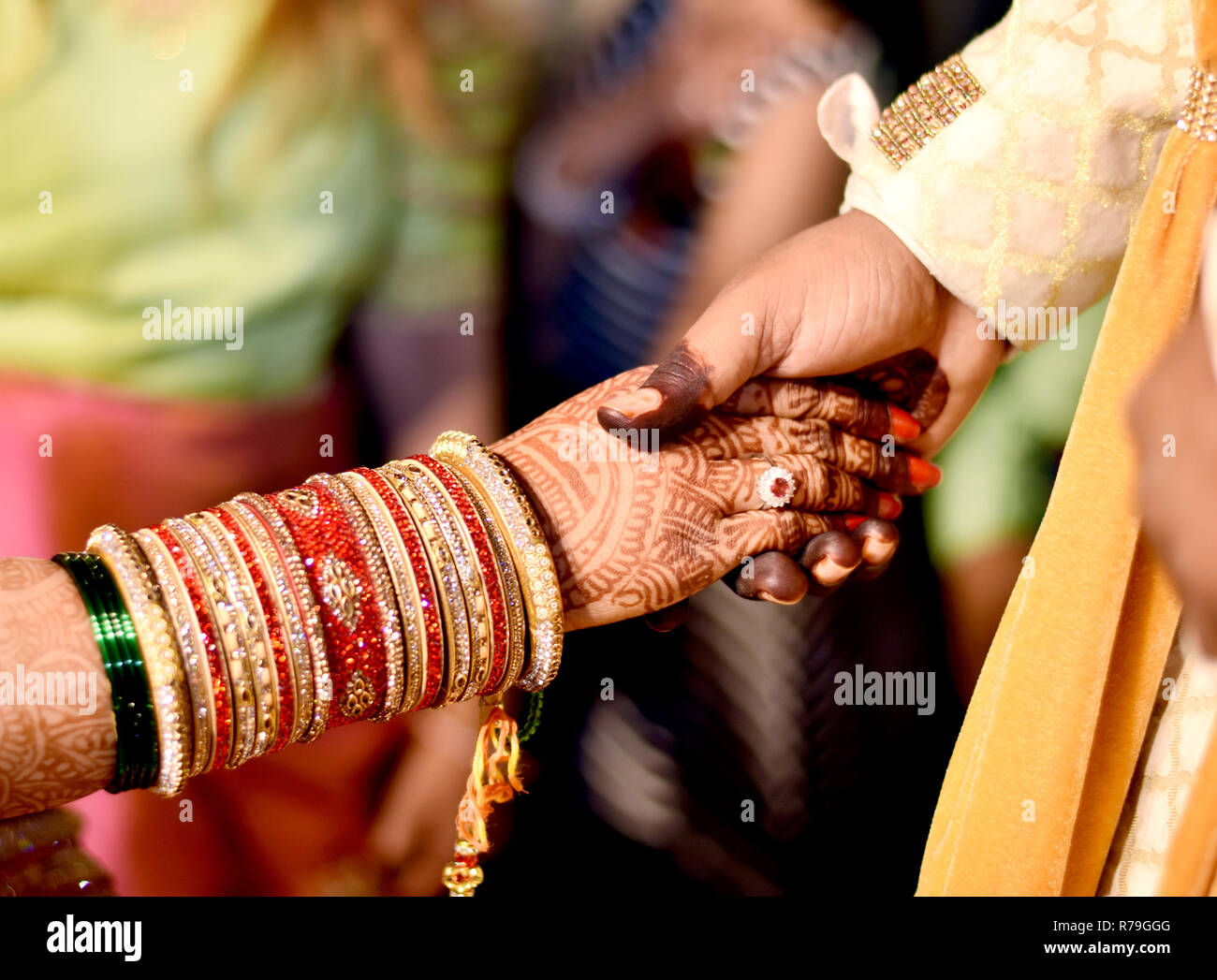 Braut & Bräutigam Hand' in indischen Hochzeit Stockfoto