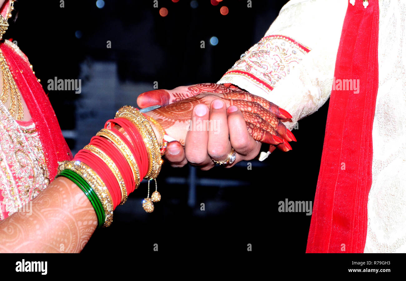 Braut & Bräutigam die Hand zusammen in indischen Hochzeit Stockfoto