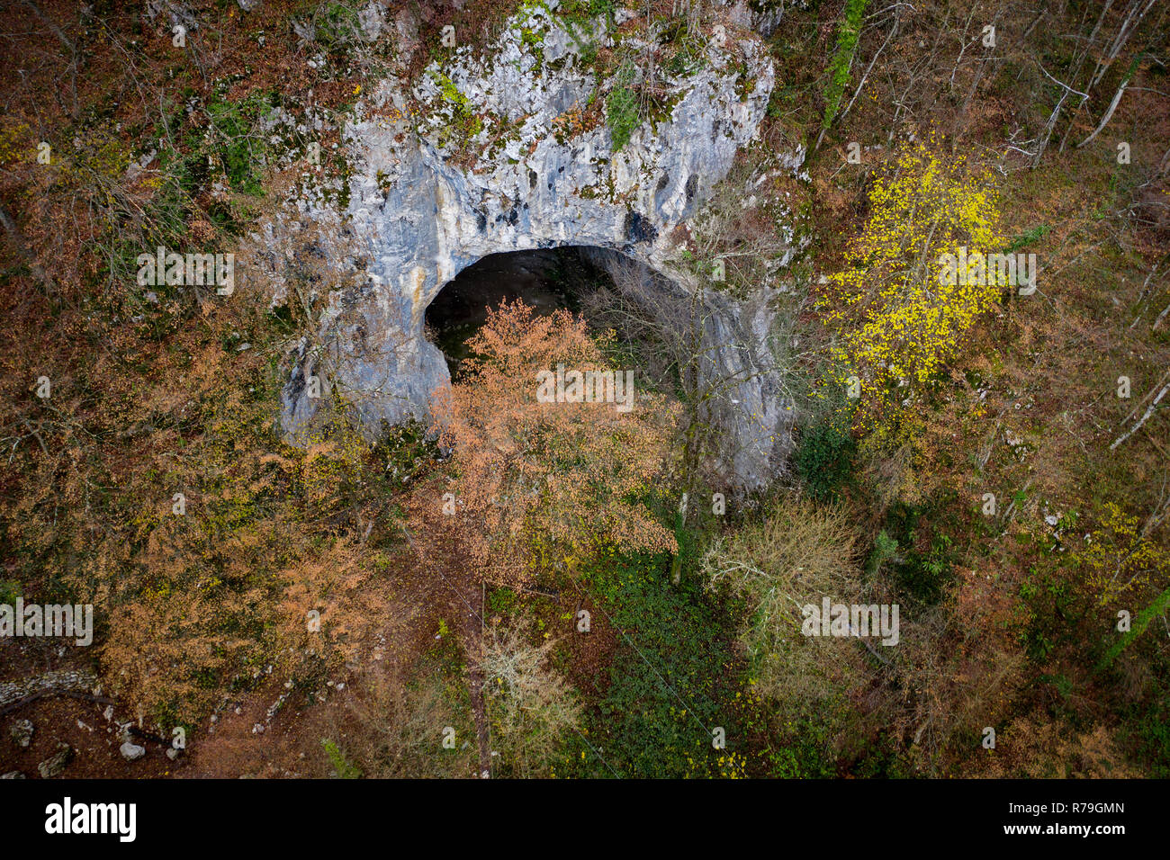 Luftaufnahme der Höhle im Wald, von einer Drohne Stockfoto