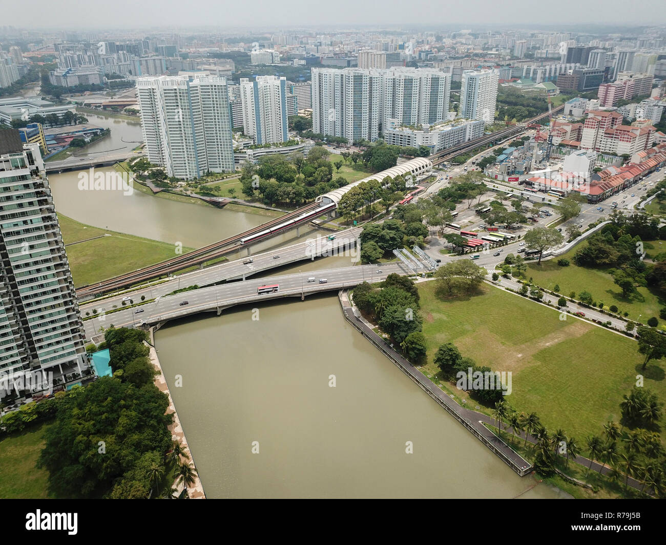 Drone Antenne Landschaft der Kallang Fluss und die umliegenden Gebäude, Kallang, Singapur gefangen. Bild vom 2. April 2018 festgehalten. Stockfoto