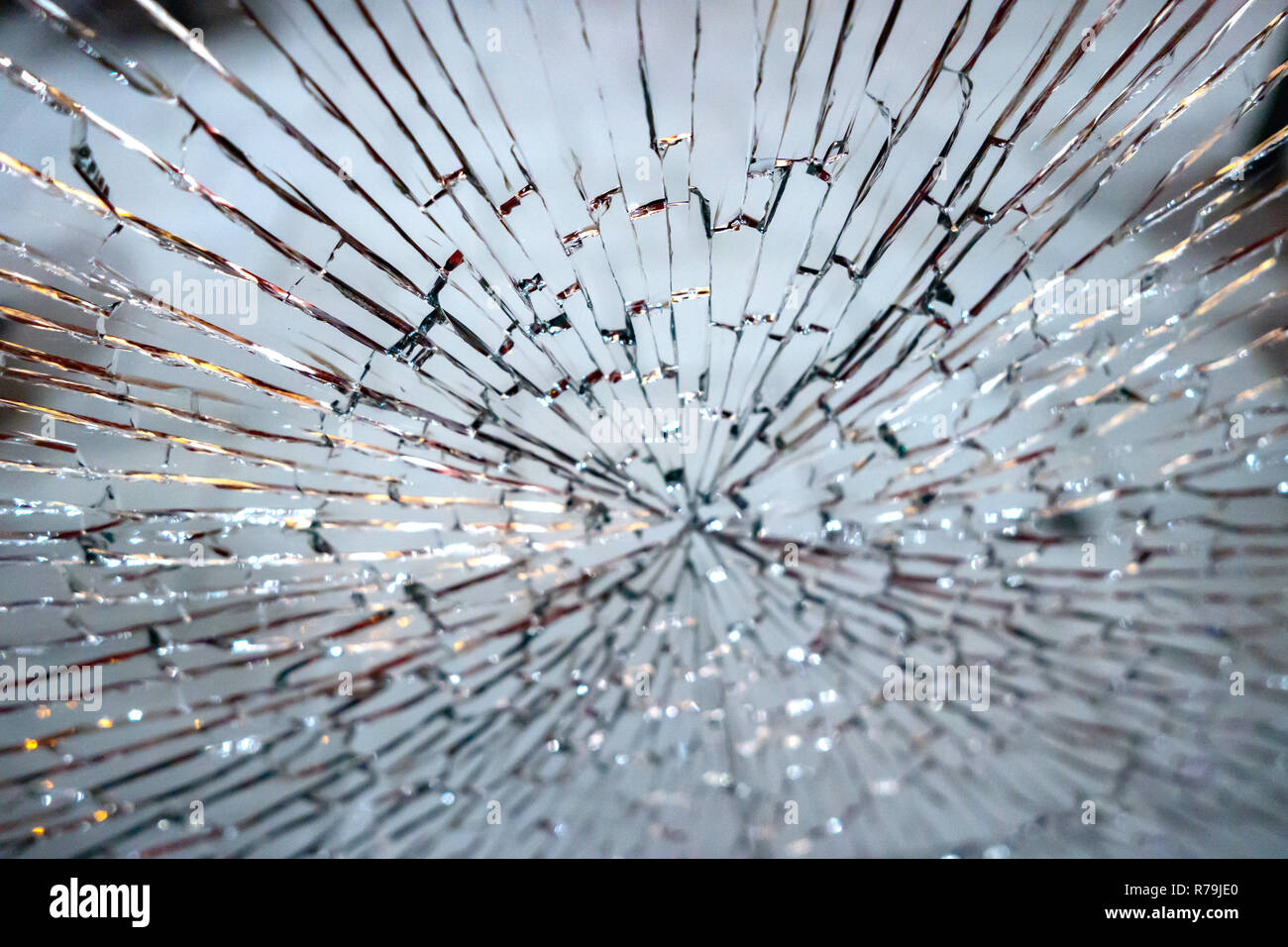 Gebrochen und zerbrochen Glasscheibe in einem shop Tür Stockfoto