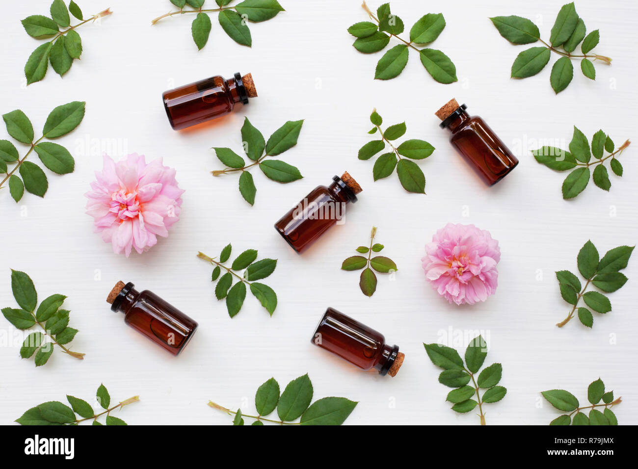 Flaschen mit ätherischem Rosenöl für die Aromatherapie. Stockfoto