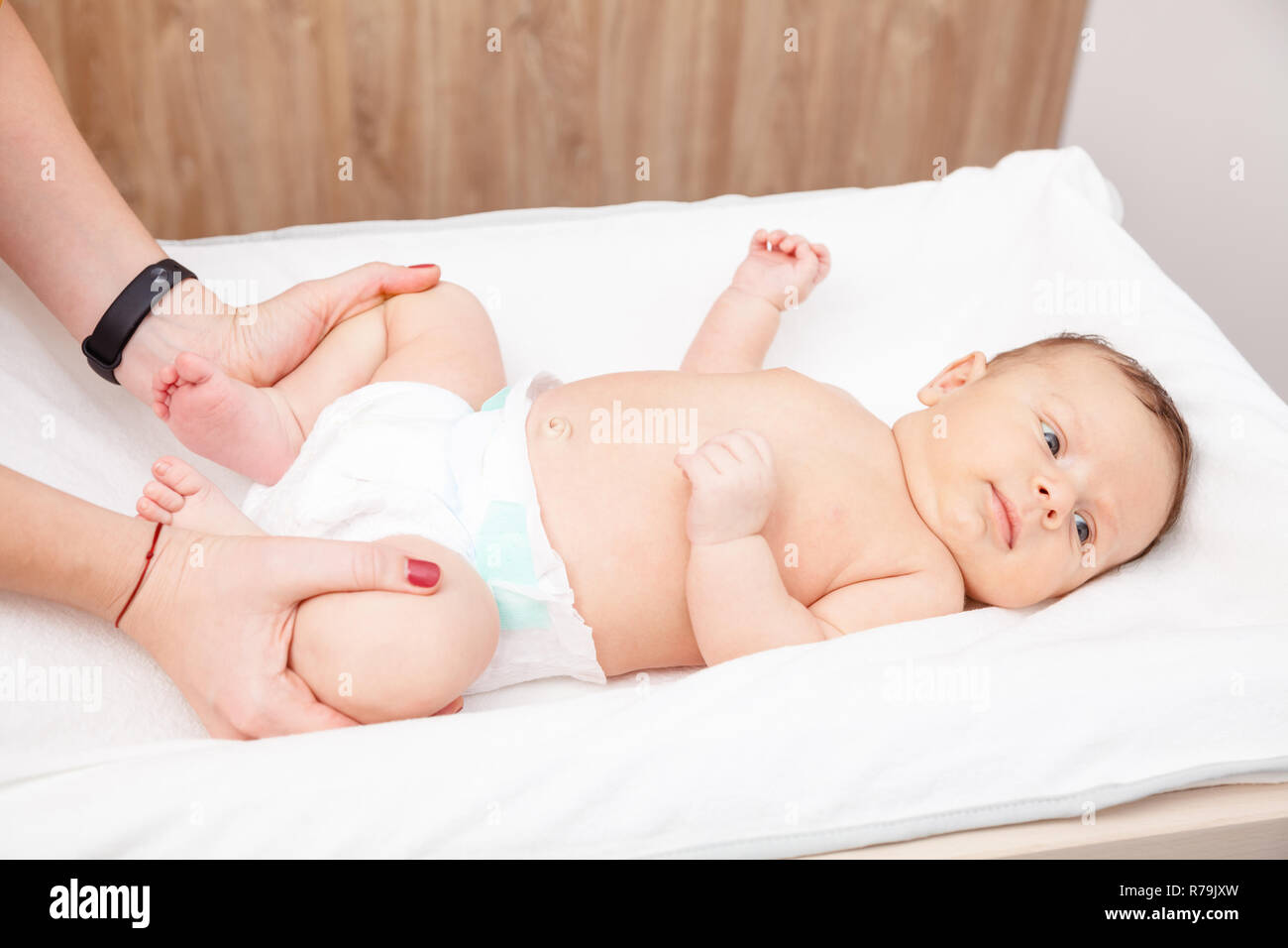 Weibliche Kinderarzt übersicht Übung für hüftdysplasie Prävention auf zwei Monate baby boy Stockfoto