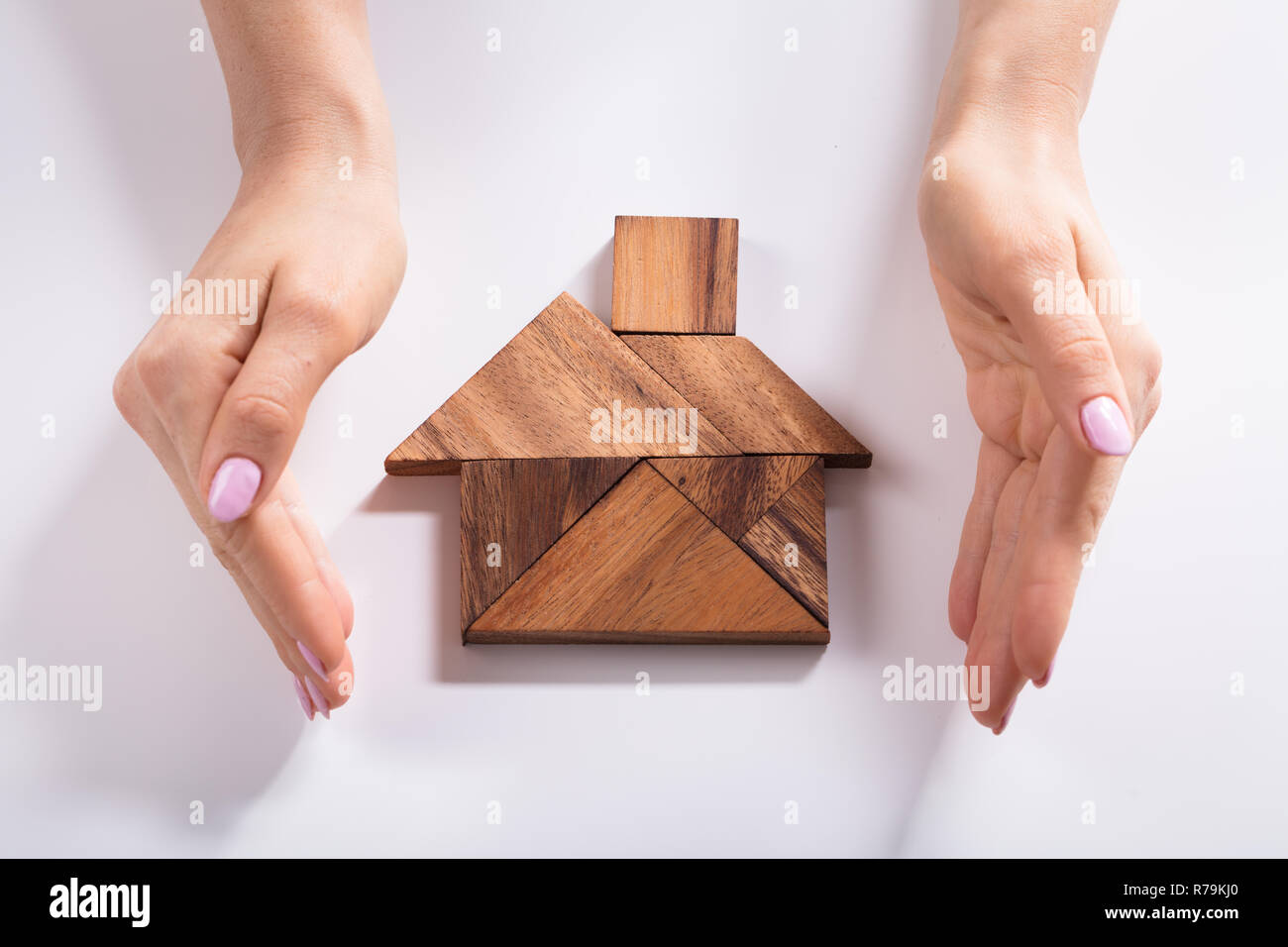 Frau Schutz von Haus aus Holz Tangram Puzzle Stockfoto