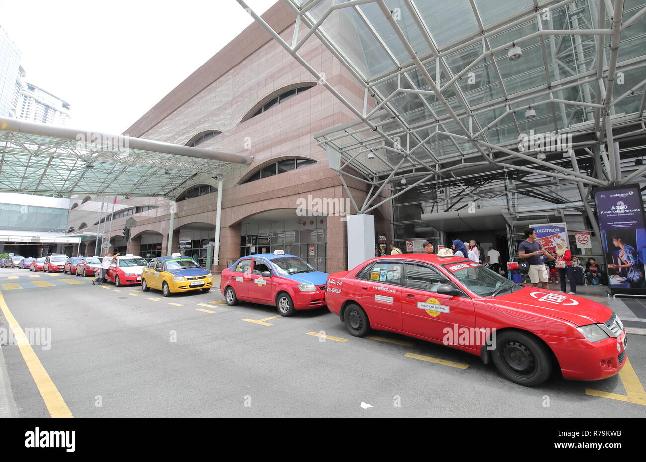 Taxis warten für die Fahrgäste an KL Sentral Station in Kuala Lumpur, Malaysia Stockfoto