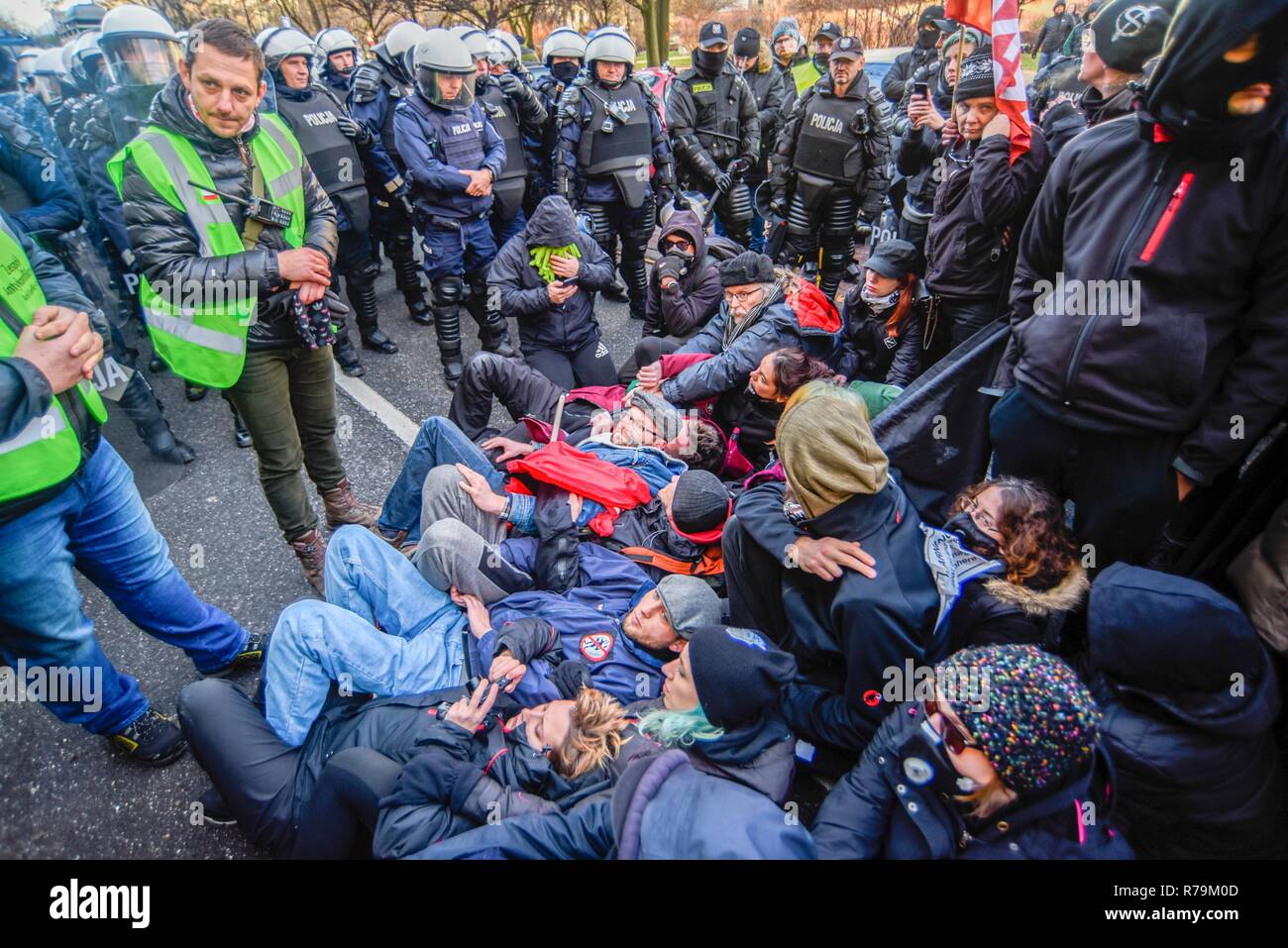 Mitglieder der polnischen antifaschistischen Gruppe auf die Gruppe, wie sie für die Polizei warten 3 Demonstranten während der März zu lösen. März für Klima während der UN-Konferenz zum Klimawandel (COP 24). Die 2018 UN-Klimakonferenz (COP 24) findet zwischen dem 2. und 14. Dezember in Kattowitz, Polen. Stockfoto