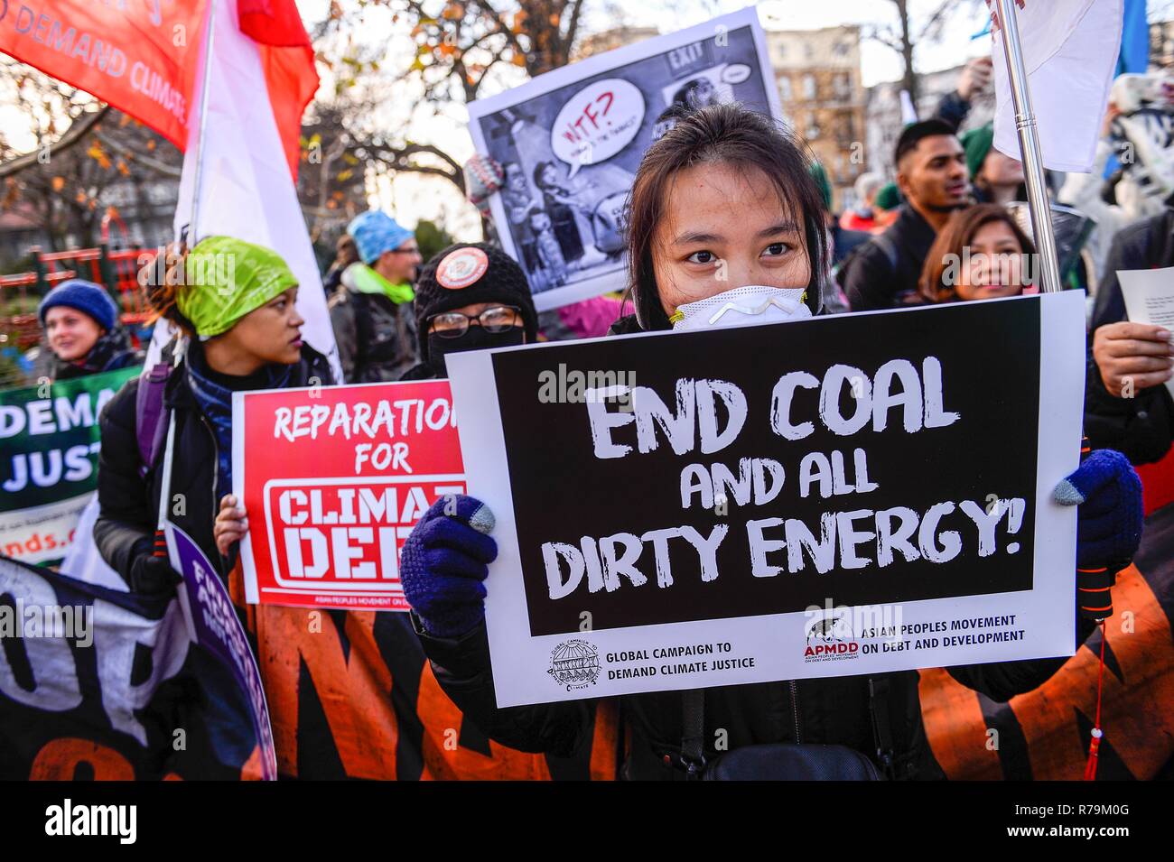 Eine Frau gesehen mit einem Banner im März, als sie vor dem Tagungsort der UN-Konferenz zum Klimawandel (COP 24). März für Klima während der UN-Konferenz zum Klimawandel (COP 24). Die 2018 UN-Klimakonferenz (COP 24) findet zwischen dem 2. und 14. Dezember in Kattowitz, Polen. Stockfoto