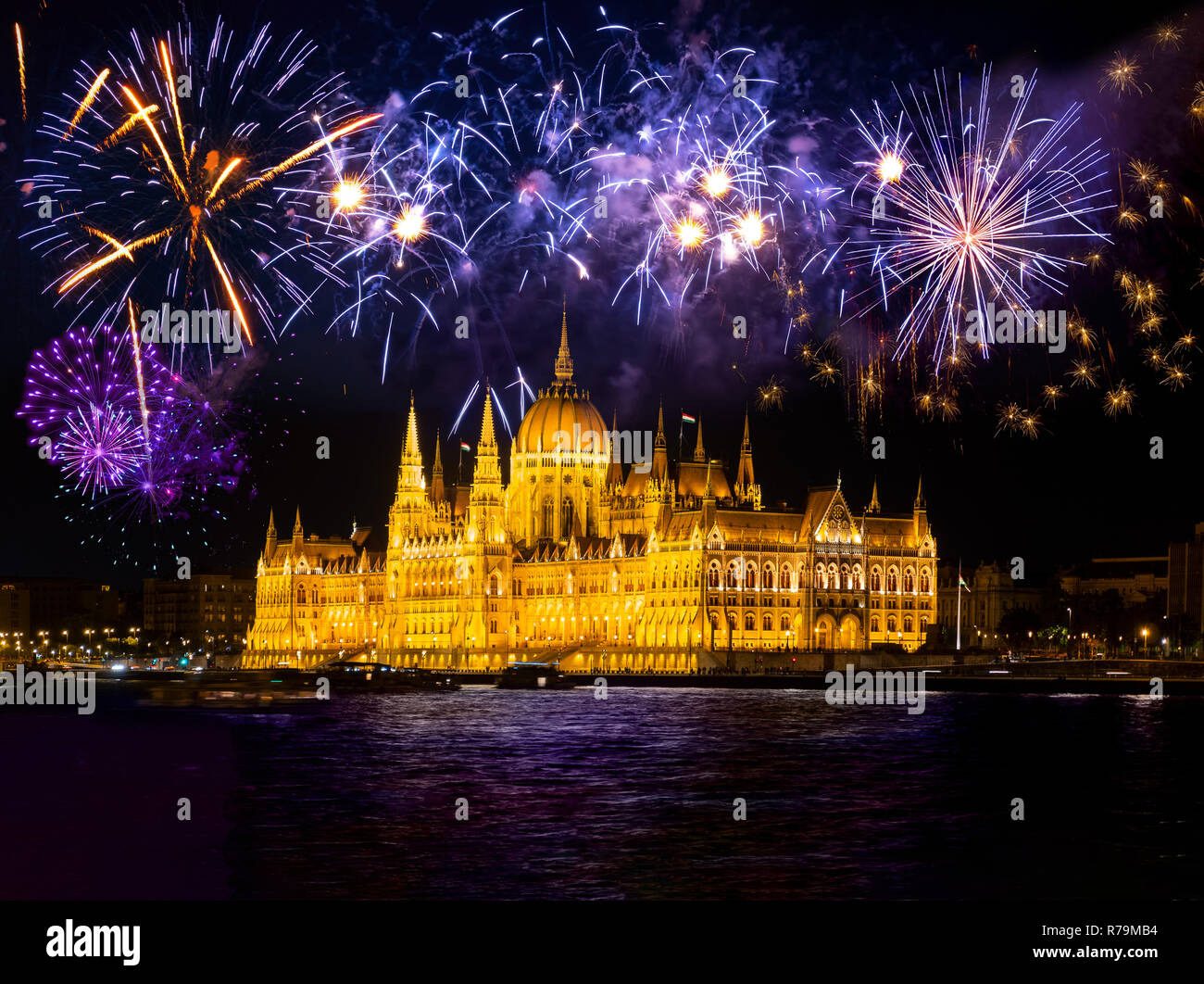 Silvester in der Stadt - Budapester Parlament mit Feuerwerk Stockfoto
