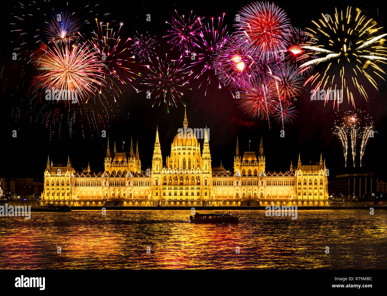 Silvester in der Stadt - Budapester Parlament mit Feuerwerk Stockfoto
