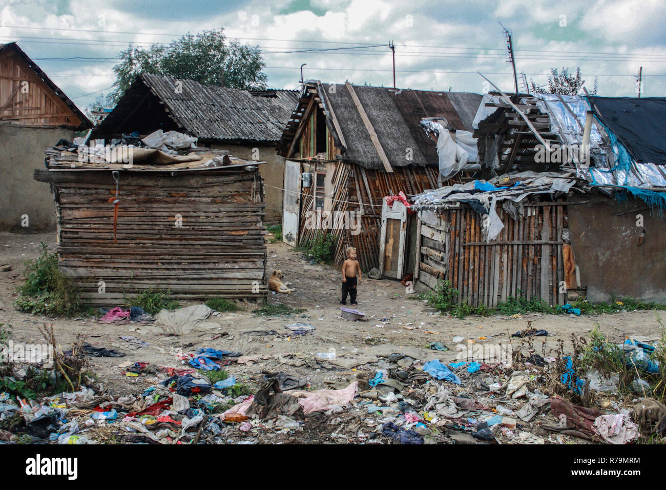 Ukrainische Slum. Ein großer gypsy Siedlung in Grenze Beregszasz. Beregovo Stadt. September, 2011. Stockfoto