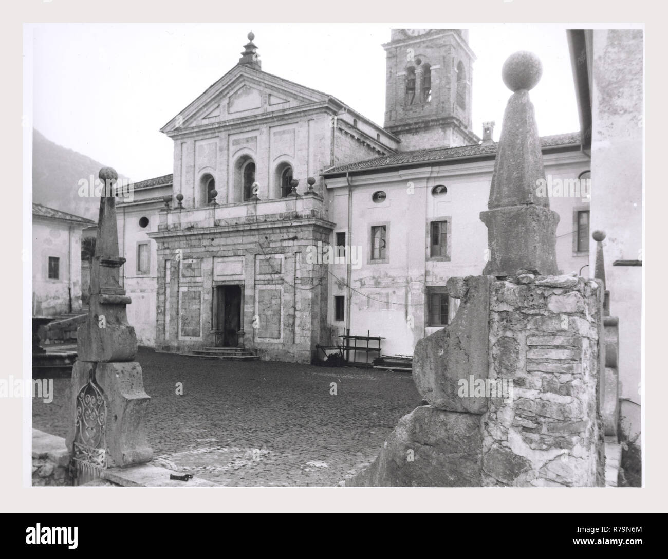 Latium Frosinone Certosa di Trisulti Certosa di Trisulti, Kloster, das ist mein Italien, die italienische Land der visuellen Geschichte, Außenansicht des Klosters Fassade, Portal, Rampe, Gehwege, Kirche Fassade, Palazzo di Innocenzo III nun ein Schlafsaal, großen und kleinen Kreuzgang. Stockfoto