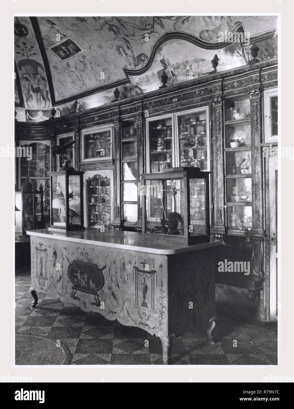 Latium Frosinone Certosa di Trisulti Certosa di Trisulti, Kloster Apotheke, dies ist mein Italien, die italienische Land der Geschichte, der Blick auf die Apotheke und zwei Empfang Zimmer anscheinend in der Apotheke. Stockfoto