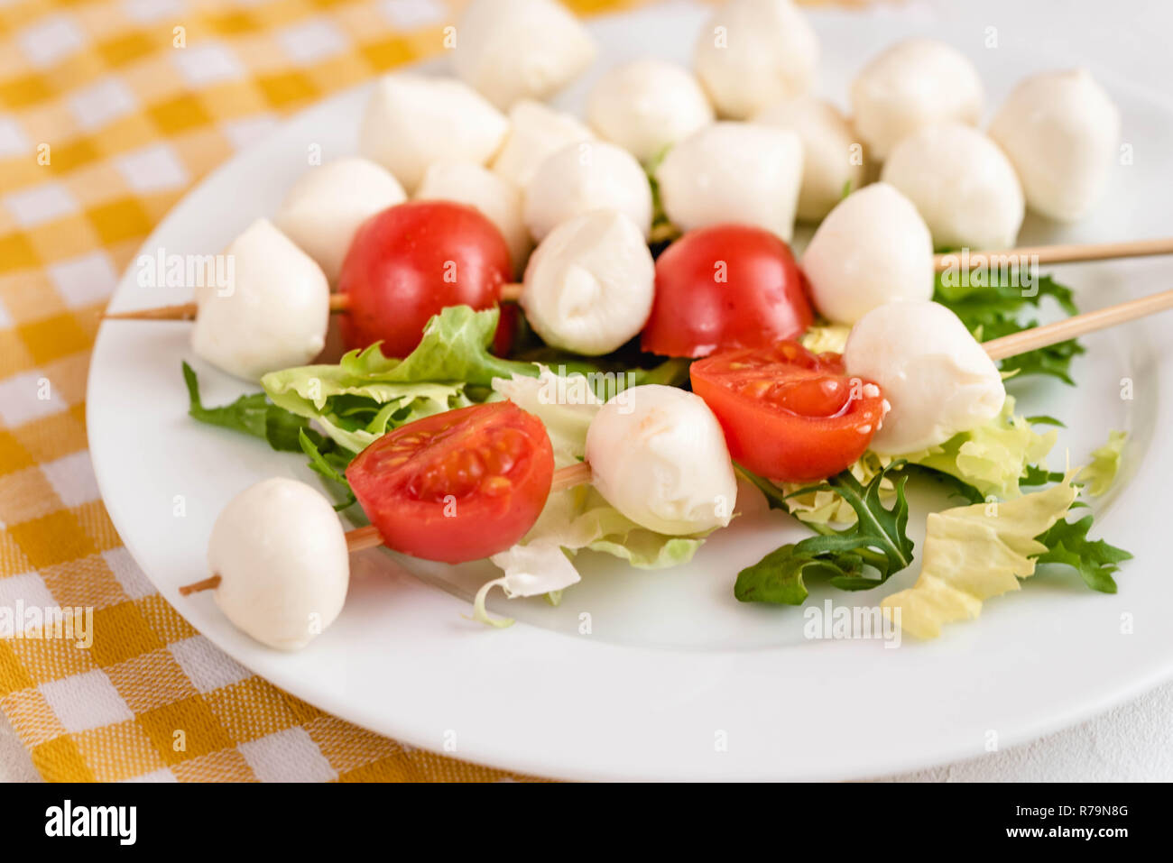 Vorspeise auf Stick mit Tomaten und Mozzarella. Stockfoto