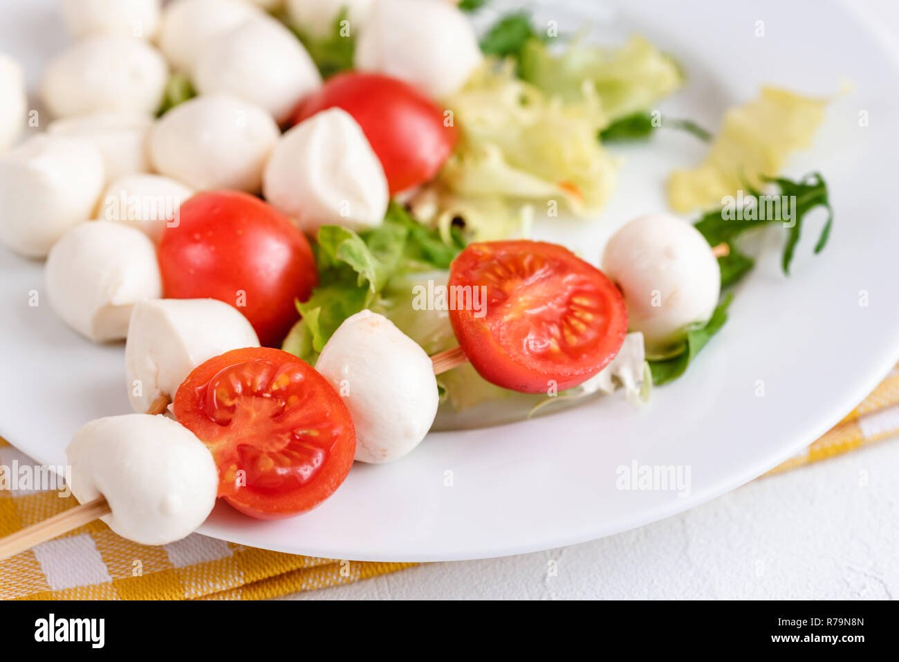 Vorspeise auf Stick mit Tomaten und Mozzarella. Stockfoto