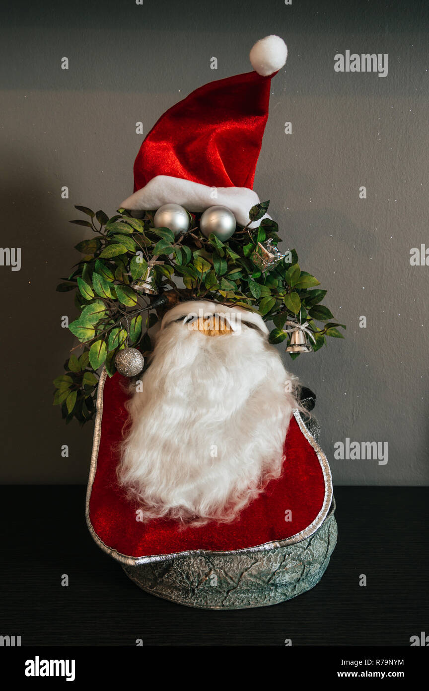 Anlage mit Santa Claus Kostüm eingerichtet. Haus mit atypischen Weihnachtsdekoration. Konzept der improvisierten Dekoration, alternative Weihnachtsbaum... Stockfoto