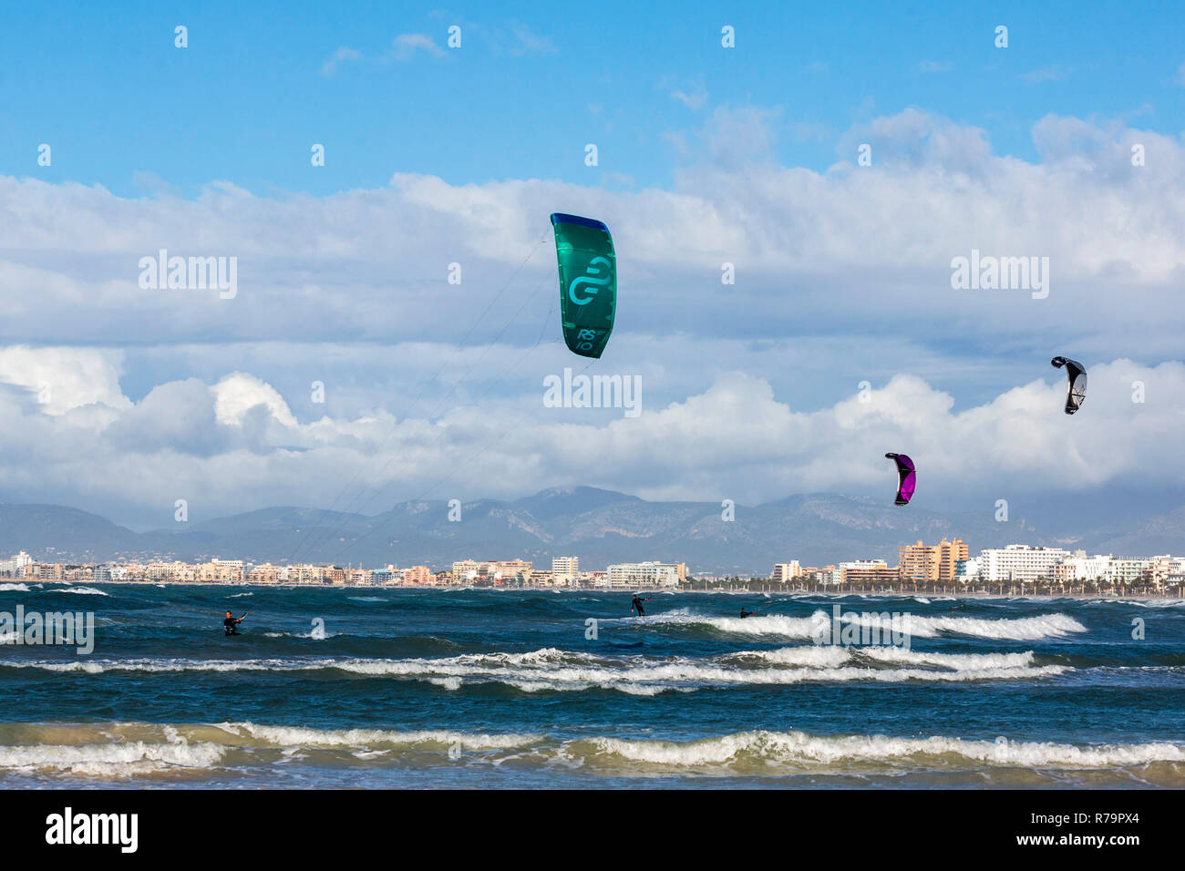 Kite Surfer im El Arenal S'Arenal in der Nähe der Playa de Palma, Platya de Palma, Mallorca, Mallorca, Balearen, Spanien, Europa Stockfoto