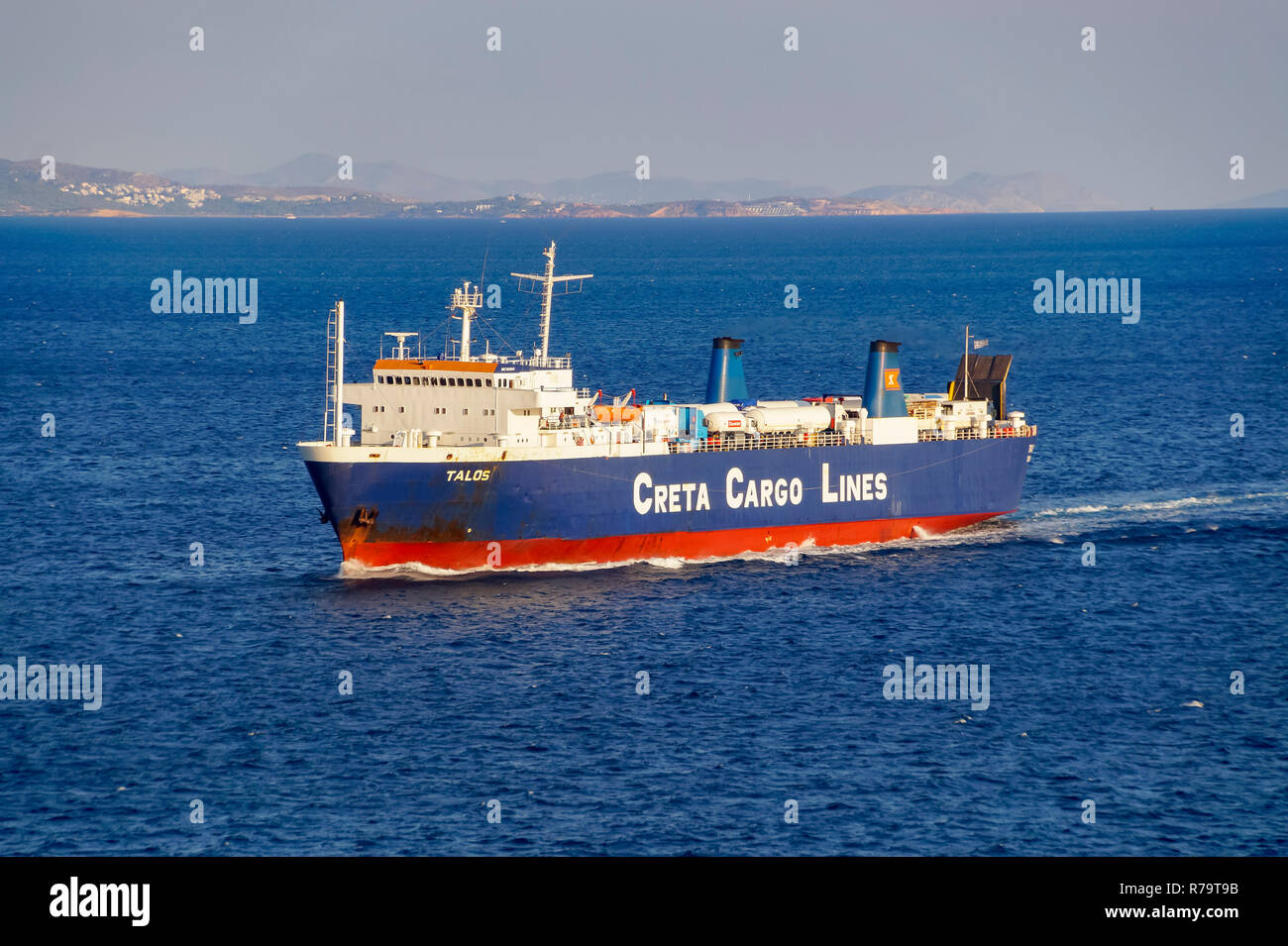 Creta Cargo Linien Ro-Ro-Fähre Talos außerhalb der Hafen von Piräus Athen Griechenland Europa Stockfoto