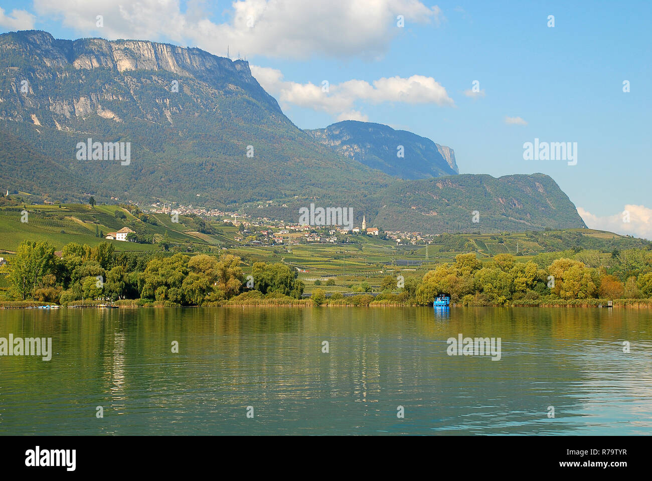 Lago di caldaro in alto adige -Fotos und -Bildmaterial in hoher