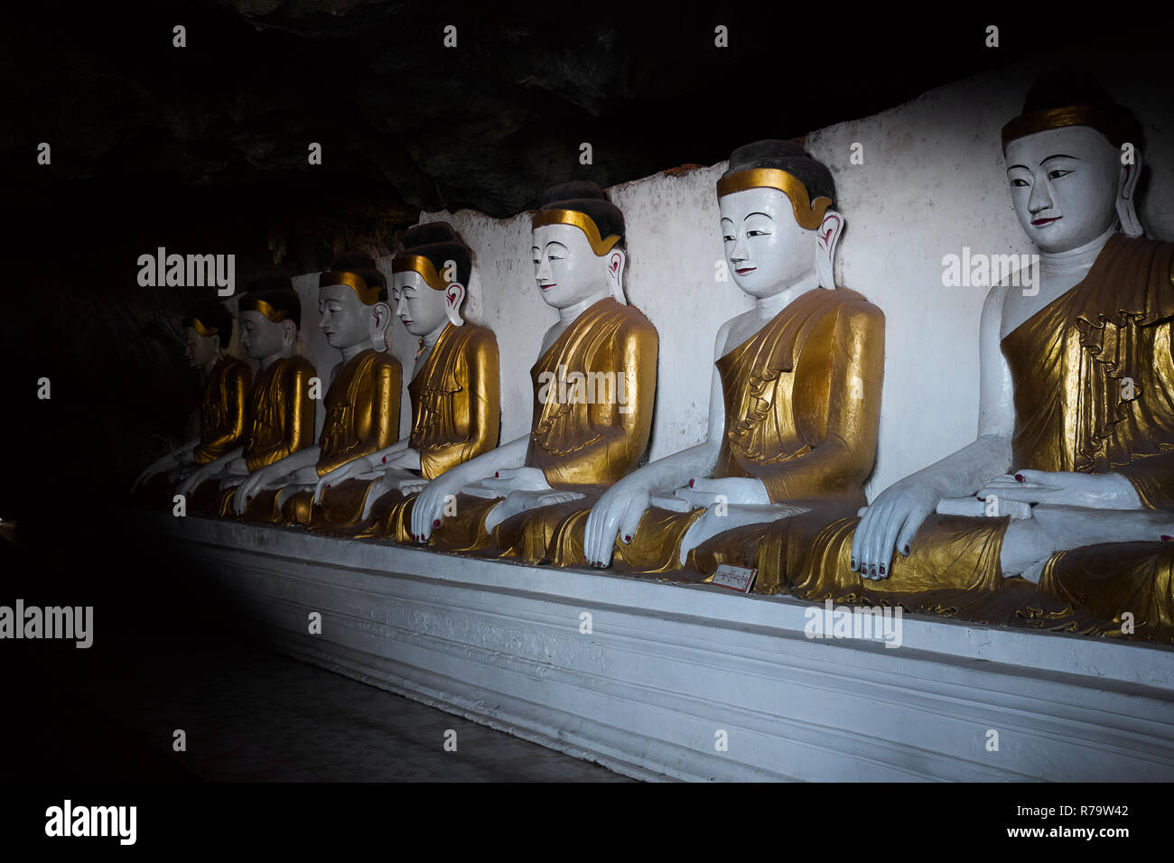 Buddhas in einer Höhle in Myanmar Stockfoto