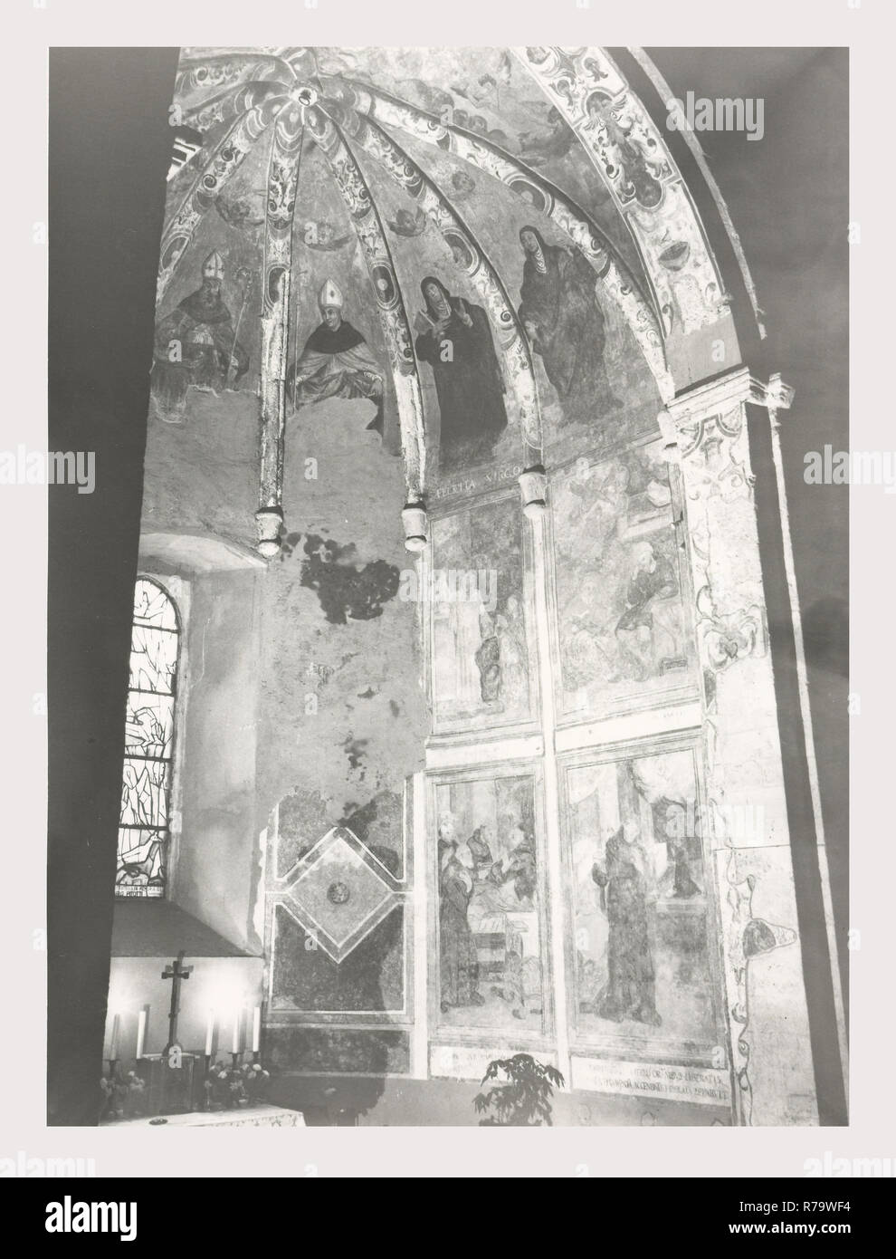 Latium Rieti Rieti S. Agostino, dies ist mein Italien, die italienische Land der visuellen Geschichte, mittelalterliche Architektur, Skulptur, Malerei. Die Kirche stammt aus dem 13. Jahrhundert, und noch immer besitzt zwei gotische Portale. Das Hauptportal, des 14. Jahrhunderts, enthält ein Halbkreisförmiger Tympanon, innerhalb dessen ist ein Fresko der Madonna mit Kind S. Augustinus und S. Nikolaus von Bari, eine Arbeit von der Sienesischen Schule von 1354. Oberhalb der Lünette in der Giebel ist ein Relief des Lamm Gottes. Die anderen mittelalterlichen Portal auf einem Der querschiff Arms ist weniger aufwändig als das Hauptportal, bestehend aus Doppel-Arcade Stockfoto