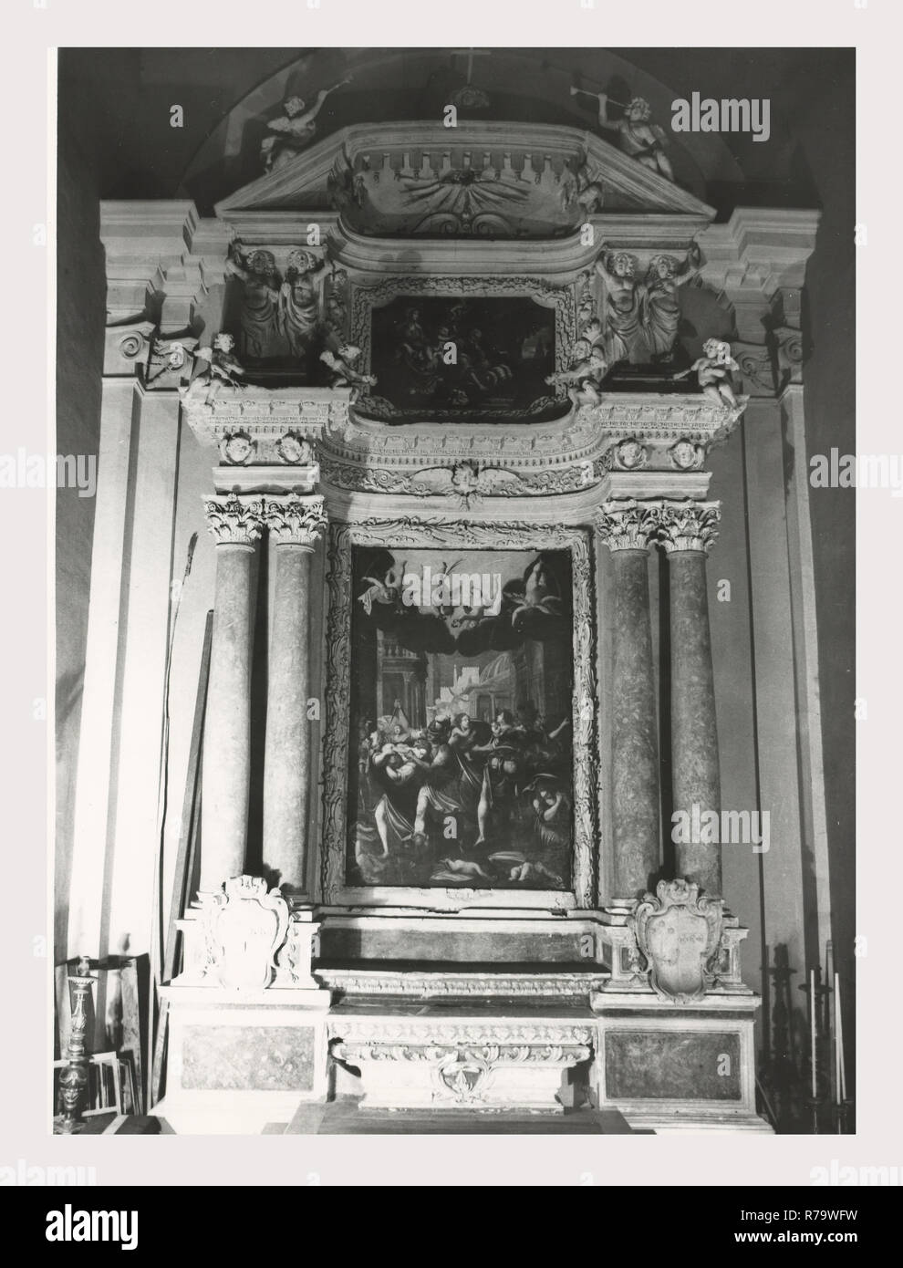 Latium Rieti Rieti S. Agostino, dies ist mein Italien, die italienische Land der visuellen Geschichte, mittelalterliche Architektur, Skulptur, Malerei. Die Kirche stammt aus dem 13. Jahrhundert, und noch immer besitzt zwei gotische Portale. Das Hauptportal, des 14. Jahrhunderts, enthält ein Halbkreisförmiger Tympanon, innerhalb dessen ist ein Fresko der Madonna mit Kind S. Augustinus und S. Nikolaus von Bari, eine Arbeit von der Sienesischen Schule von 1354. Oberhalb der Lünette in der Giebel ist ein Relief des Lamm Gottes. Die anderen mittelalterlichen Portal auf einem Der querschiff Arms ist weniger aufwändig als das Hauptportal, bestehend aus Doppel-Arcade Stockfoto