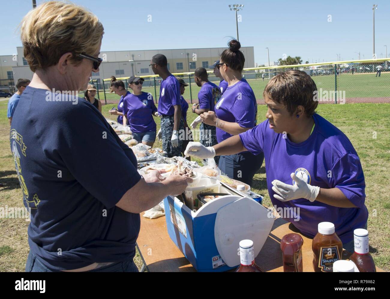 MAYPORT, Fla (5. Mai 2017) - Hospital Corpsman 2. Klasse Tomeka Raphiel-Shields, angeschlossen an den amphibischen Angriff Schiff USS Iwo Jima (LHD7), serviert Speisen zu Chief Warrant Officer 4 Toni Rand während ein Befehl softball Turnier. Spiele wurden im Rahmen eines Turniers zwischen des Schiffes Wardroom, zweite Klasse Petty Officer Association, Chief Petty Officer Association & First Class Petty Officer Association zu Kameradschaft und Moral unter die Besatzung bauen statt. Stockfoto