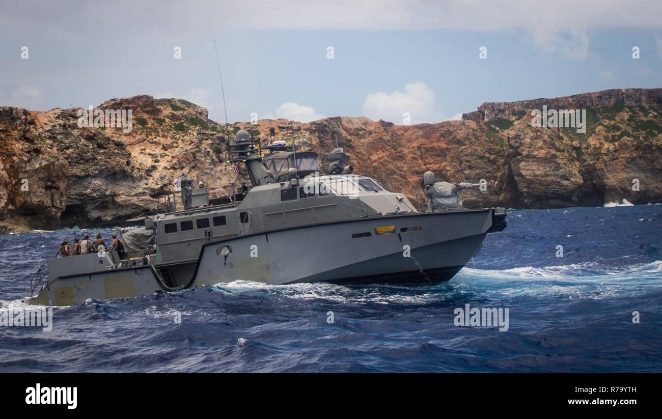 Segler für die Beseitigung von Explosivstoffen Mobile Unit 5 (EODMU 5) Platoon 142 und Küsten Riverine Gruppe 1 Loslösung Guam Praxis Hafen zugewiesen - clearing Techniken mit unbemannten unterwasserfahrzeuge von einem MK VI Patrouillenboot in den Pazifischen Ozean 10. Mai 2017 eingesetzt. EODMU 5 prüft derzeit die Möglichkeit, Vermögenswerte aus verschiedenen Plattformen, einschließlich Hubschrauber- und Patrouillenboote, die adaptive Interoperabilität zu erhöhen. 5 EODMU führt meine Gegenmaßnahmen, Improvised Explosive Device operations, macht sicher explosive Gefahren und entwaffnet Unterwasser sprengstoffe wie Minen. Stockfoto