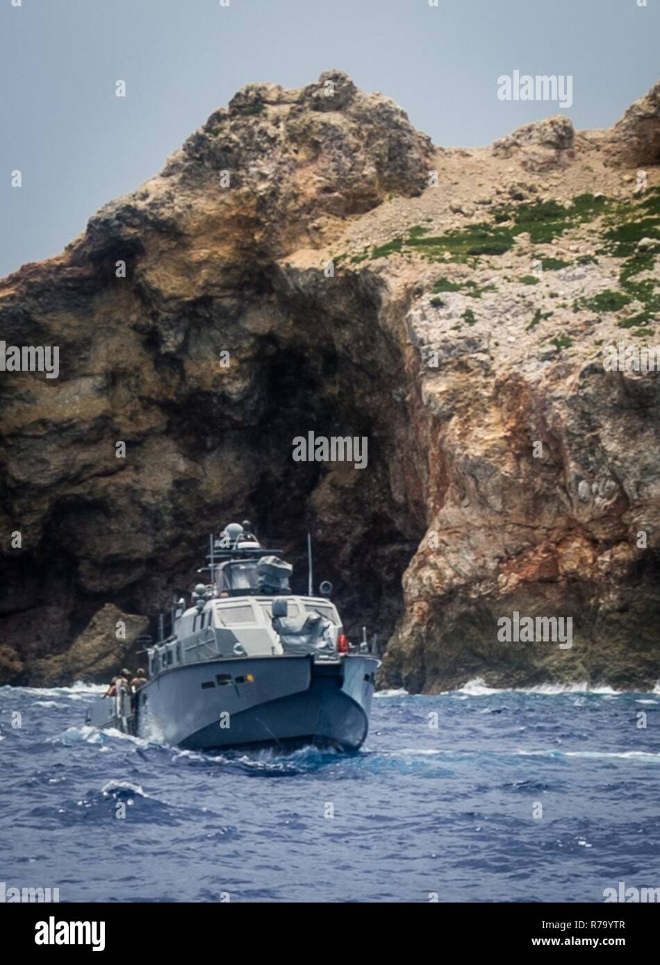 Segler für die Beseitigung von Explosivstoffen Mobile Unit 5 (EODMU 5) Platoon 142 und Küsten Riverine Gruppe 1 Loslösung Guam Praxis Hafen zugewiesen - clearing Techniken mit unbemannten unterwasserfahrzeuge von einem MK VI Patrouillenboot in den Pazifischen Ozean 10. Mai 2017 eingesetzt. EODMU 5 prüft derzeit die Möglichkeit, Vermögenswerte aus verschiedenen Plattformen, einschließlich Hubschrauber- und Patrouillenboote, die adaptive Interoperabilität zu erhöhen. 5 EODMU führt meine Gegenmaßnahmen, Improvised Explosive Device operations, macht sicher explosive Gefahren und entwaffnet Unterwasser sprengstoffe wie Minen. Stockfoto