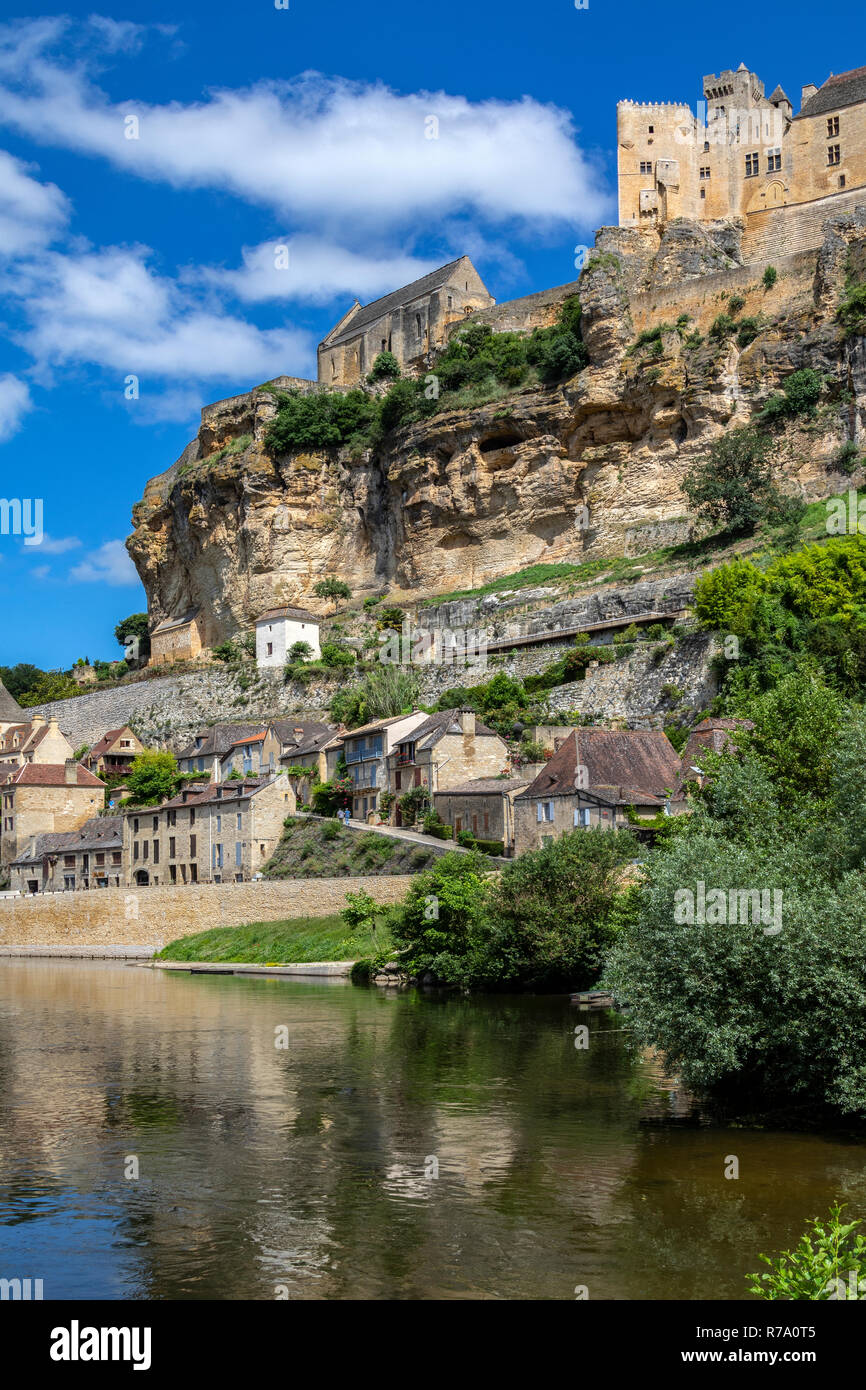 Das Dorf und das Schloss von Beynac-et-Cazenac auf der Dodogne Fluss in der Region Dordogne in Frankreich. Stockfoto