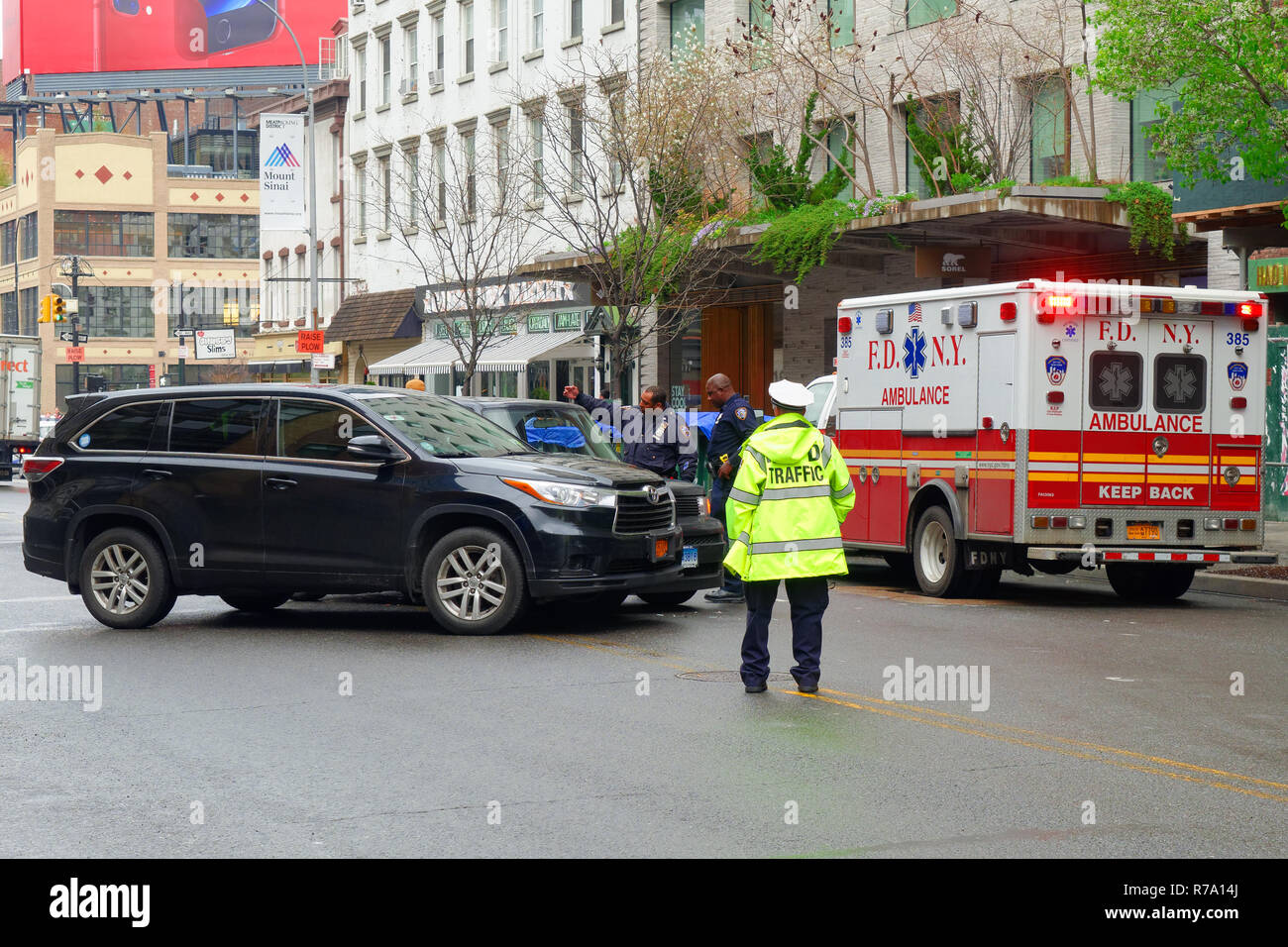 New York City, USA - April 2018: Autounfall Kollision Polizei und Rettungsdienst in Manhattan Stockfoto