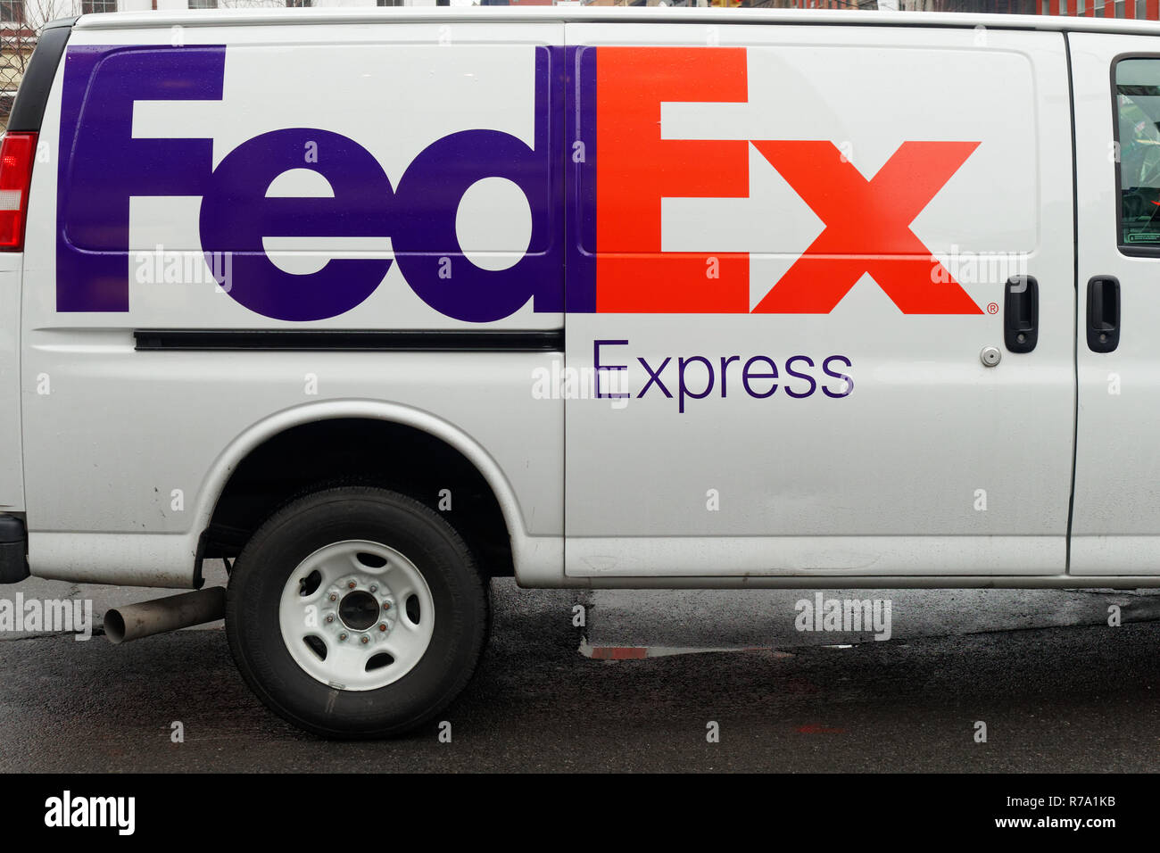 New York City, USA - April 2018: Fedex Kurier van in Manhattan Stockfoto