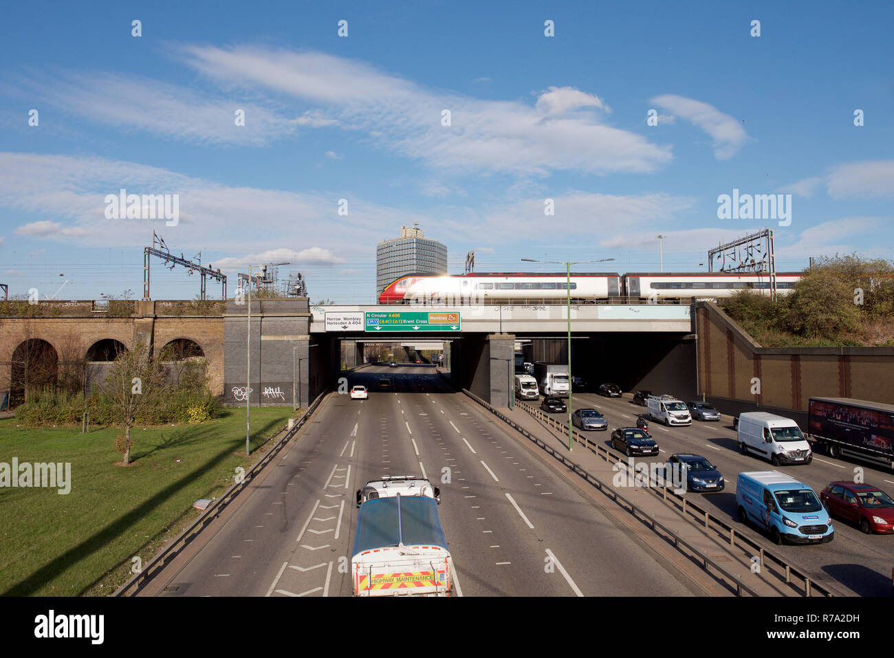 Jungfrau pendolino Zug überquert eine Brücke über den Verkehr auf der North Circular Road in London. Stockfoto