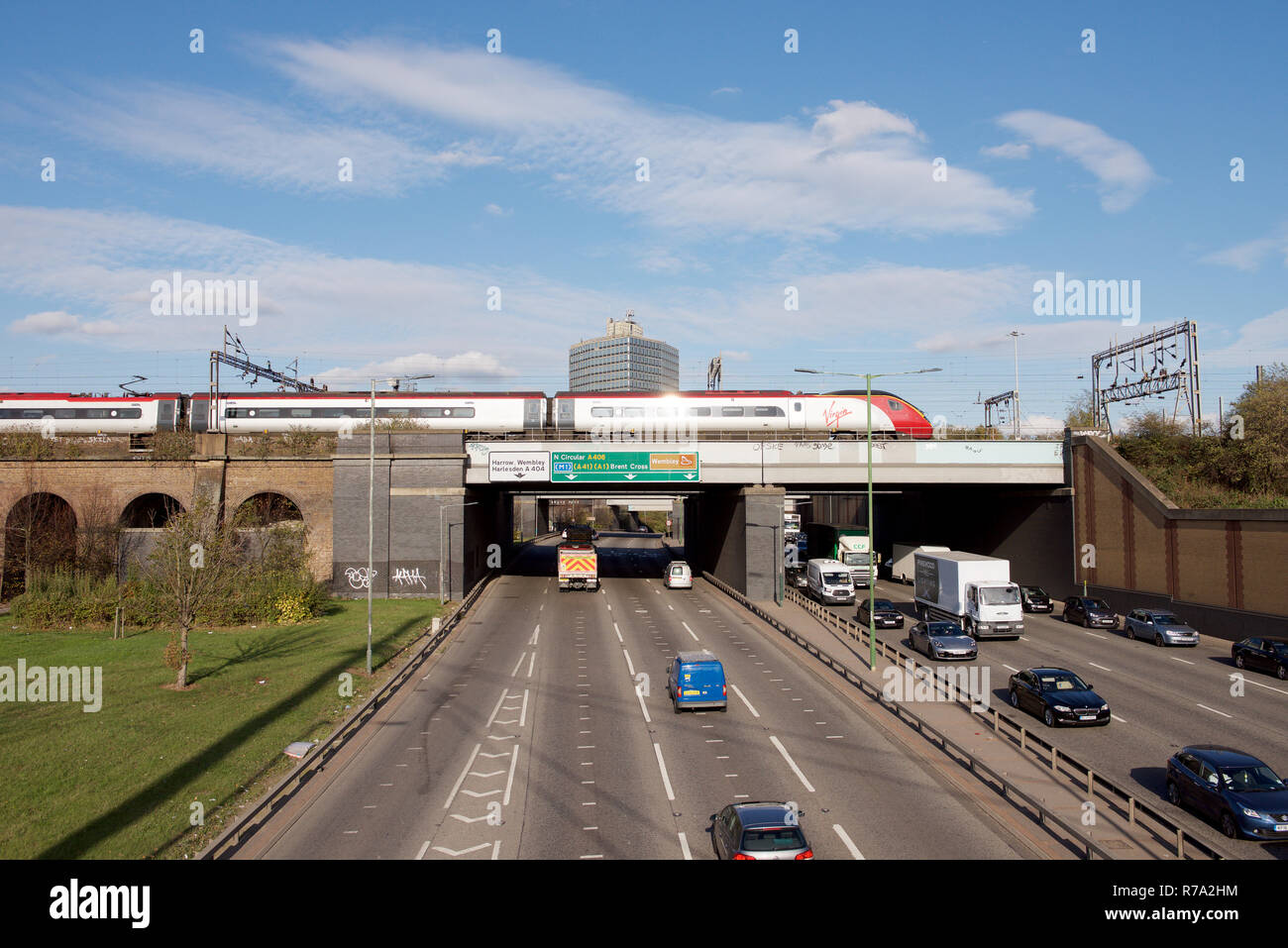 Jungfrau pendolino Zug überquert eine Brücke über den Verkehr auf der North Circular Road in London. Stockfoto