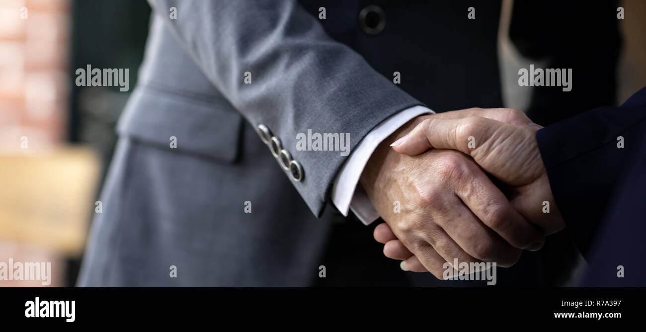 Handshake für Geschäft Business Fusionen und Übernahmen Closeup Web Banner Erntegut Stockfoto