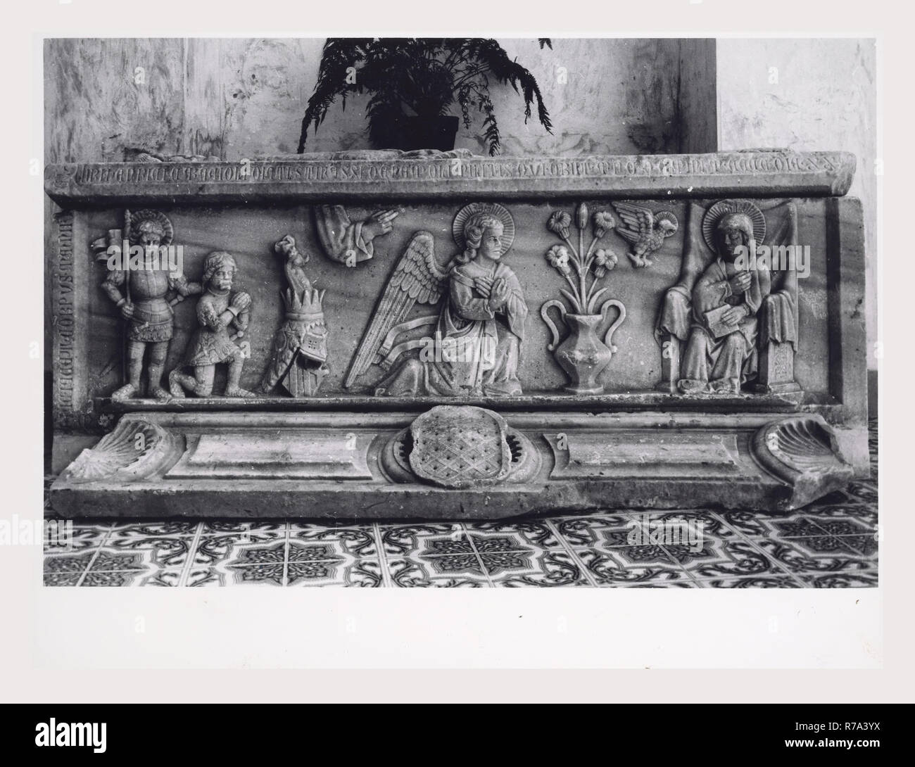 Latium Latina Gaeta SS. Annunziata, dies ist mein Italien, die italienische Land der Geschichte und der Ausblick auf die barocke Fassade, zusätzlich zu 14 C. in der Kirche. Blick auf den Innenbereich von Kirchenschiff und Altar, Chor, und Grotta d'Oro. Detaillierte Abdeckung von polittico in Chor und Malerei Serie in Grotta. Blick auf das Kloster in den angrenzenden ehemaligen Kloster und der byzantinesque polittico in Cappella Del Conservatorio, im ehemaligen Kloster Stockfoto