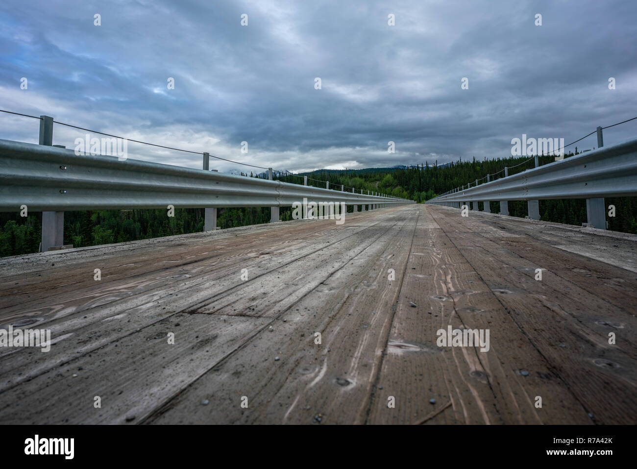 Brücke über Fluss Kuskulana unter den Wolken, Alaska Stockfoto
