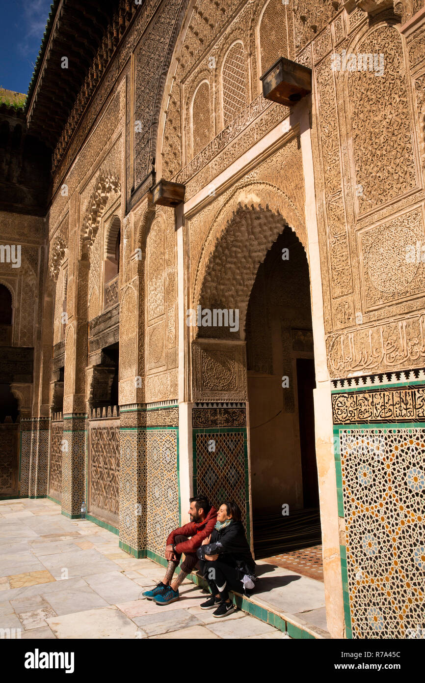 Marokko, Fes, Fes el Bali, Medina, talaa Seghira, Medersa Bou Inania, junge Touristen saßen in Tür Stockfoto