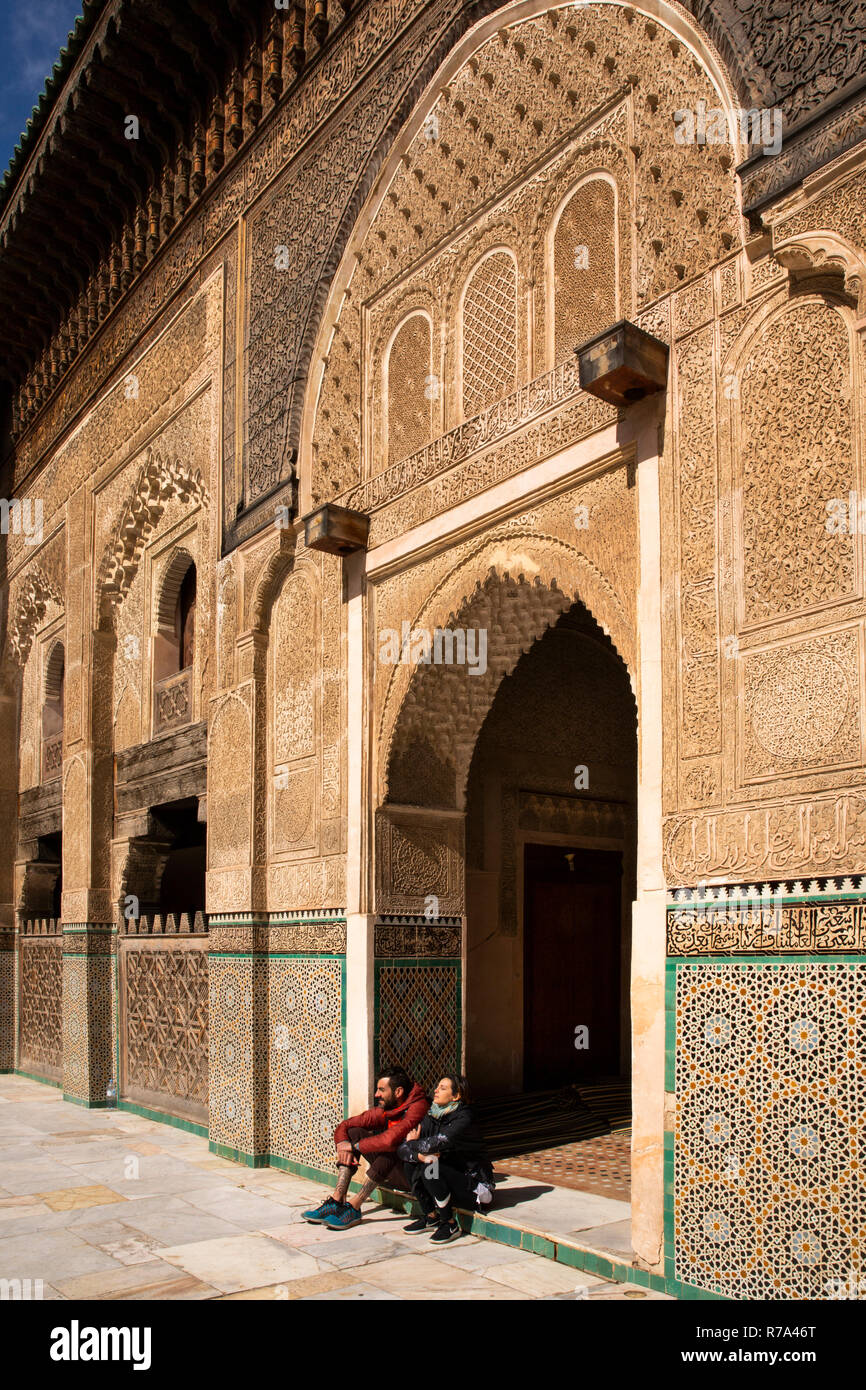 Marokko, Fes, Fes el Bali, Medina, talaa Seghira, Medersa Bou Inania, junge Touristen saßen in Tür Stockfoto