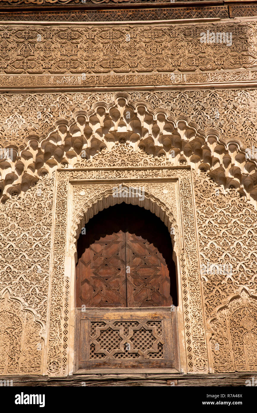 Marokko, Fes, Fes el Bali, Medina, talaa Seghira, Medersa Bou Inania, eingeschnittenen Verputz Dekoration rund um hölzerne Tür Stockfoto