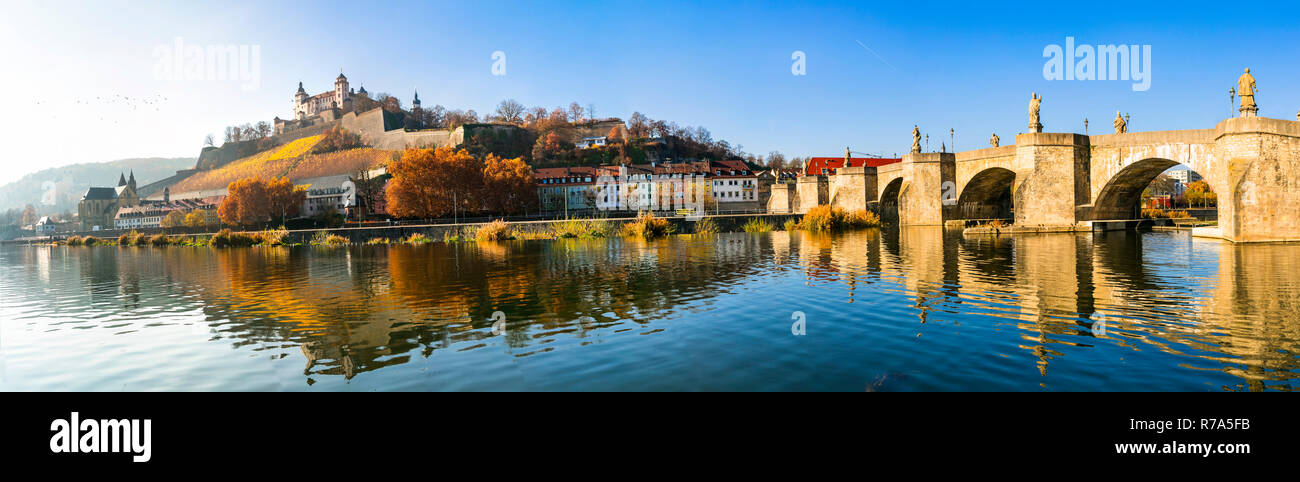 Schönen Würzburg Stadt, mit Blick auf die Alte Brücke und die mittelalterliche Burg, Bayern, Deutschland. Stockfoto