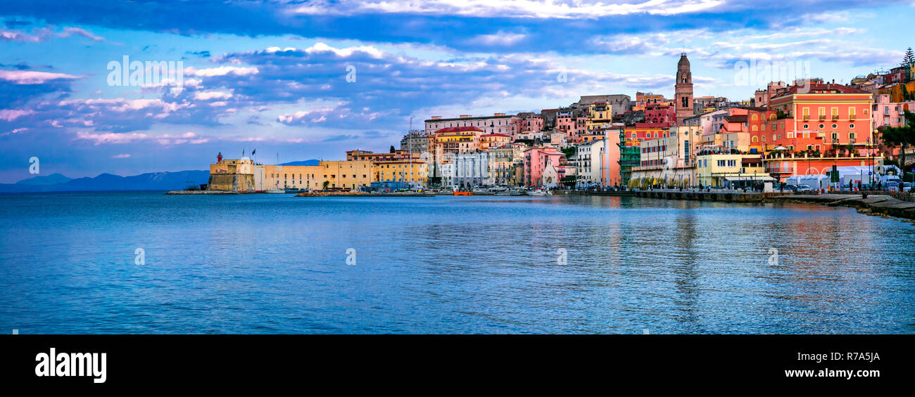 Schöne Gaeta Stadt, Ansicht mit bunten Häusern und Meer, Latium, Italien. Stockfoto
