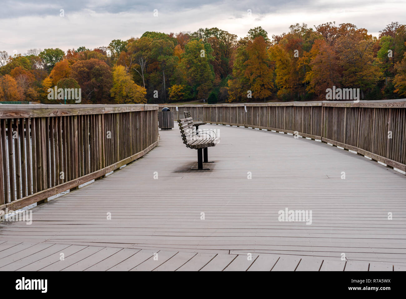 Der Herbst kommt zu Fairfax Lake Park in Reston, VA. Stockfoto