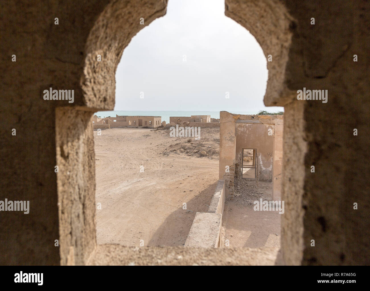 Alte arabische Perlentauchen ruiniert, Angeln Stadt Al Jumail, Katar. Wüste an der Küste des Persischen Golfs. Verlorene Dorf. Ein Blick aus dem Minarett das Fenster zum Meer Stockfoto