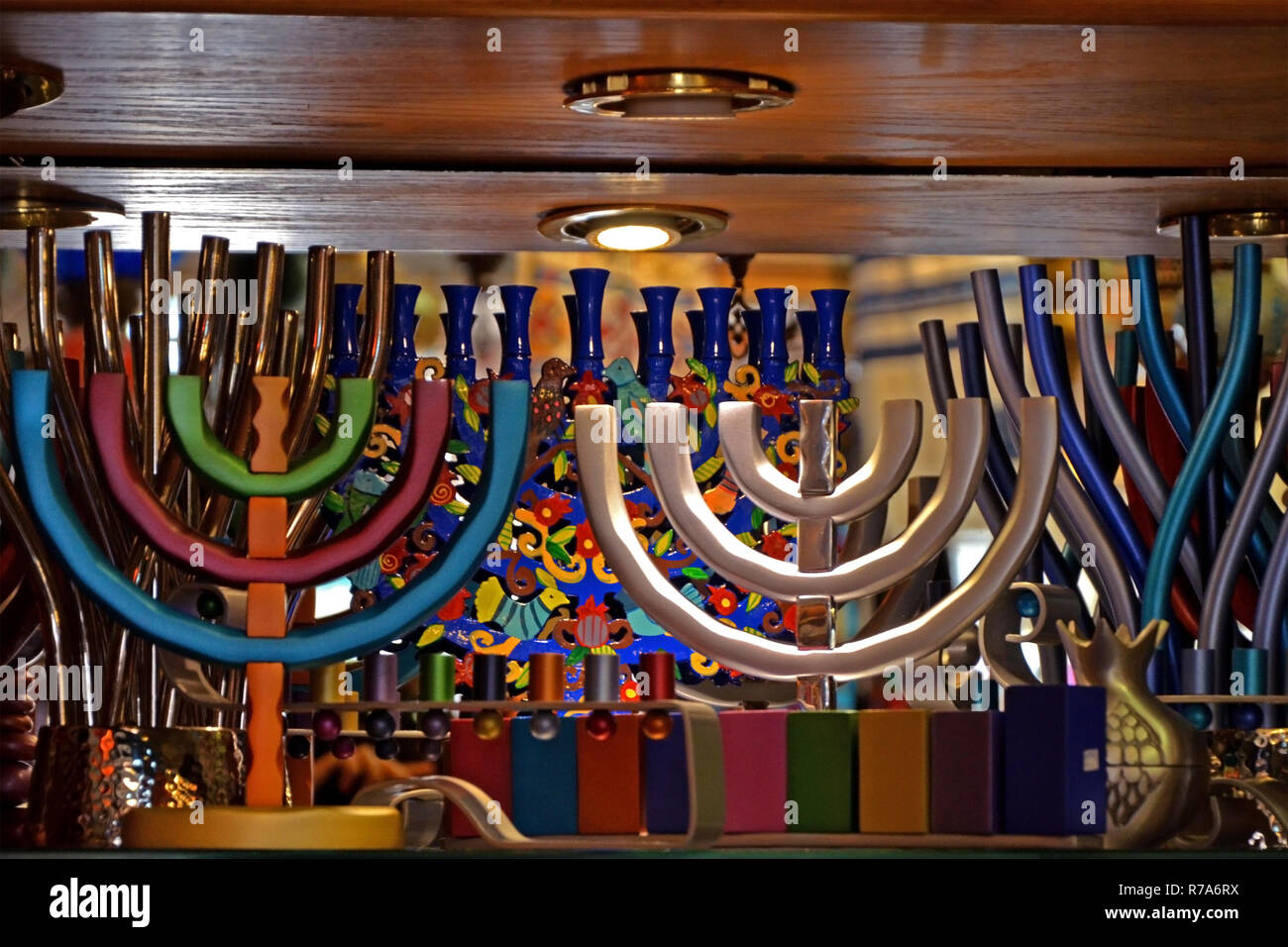 Bunte festliche menorah und bunten jüdischen Kerzenständer auf dem Schaufenster in Jerusalem, Israel. Stockfoto