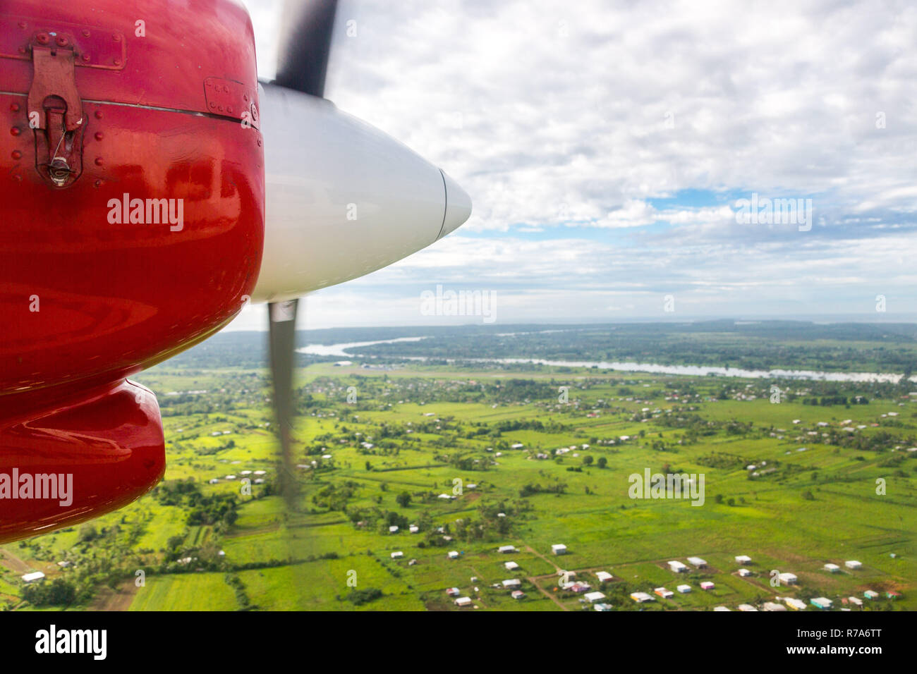 Flugreisen in Fidschi, Melanesien, Ozeanien. Ansicht der Rewa River, Nausori Stadt, Viti Levu Island aus dem Fenster eines kleinen Turboprop propeller Flugzeug. Stockfoto